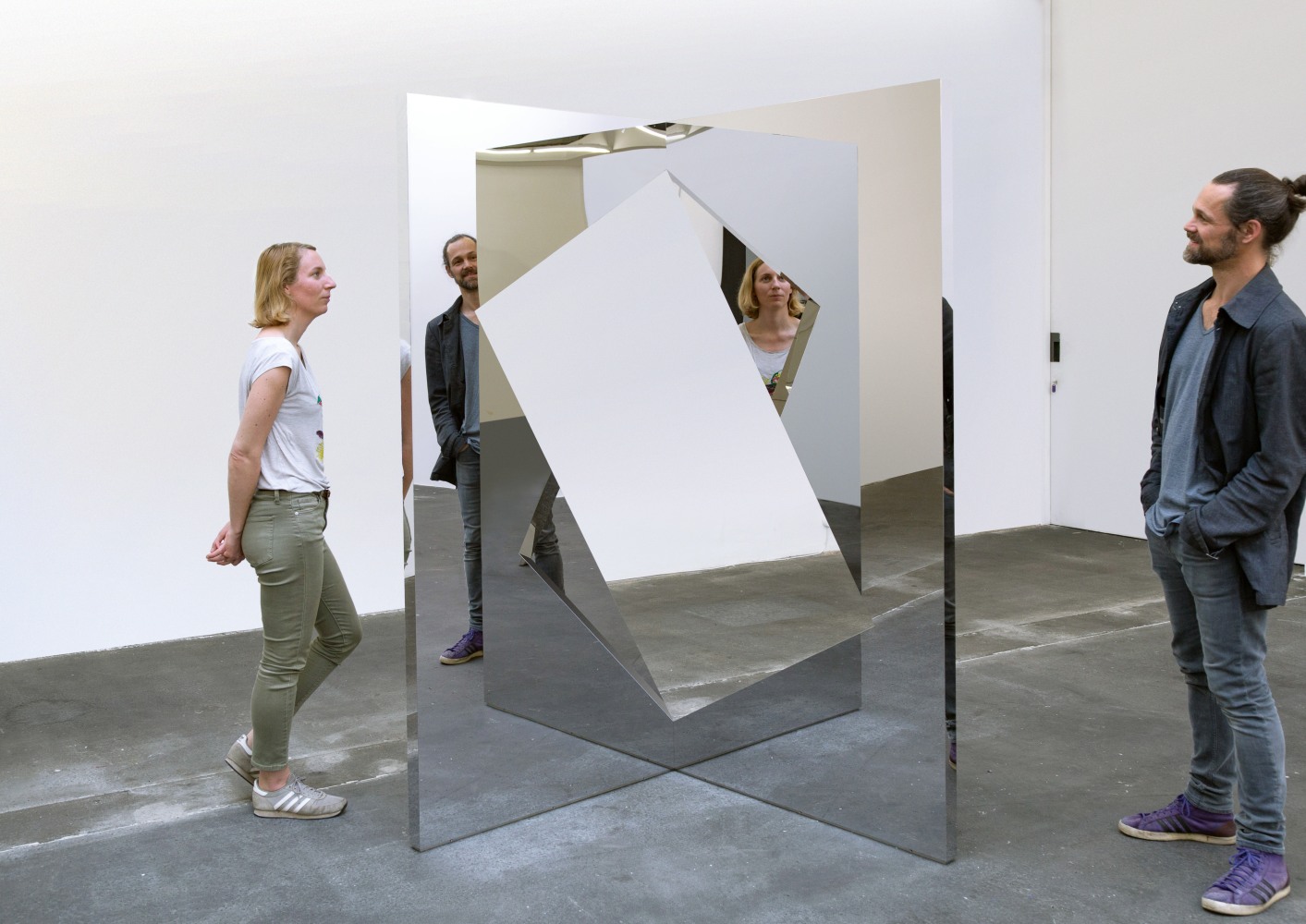 Jeppe Hein

Geometric Mirrors X

2019

Aluminum, stainless steel, high polished stainless steel (super mirror)

83 x 41 1/4 x 41 1/4 inches (210.8 x 104.8 x 104.8 cm)

Edition of 3, with 2 AP

JH 484

&amp;nbsp;

INQUIRE