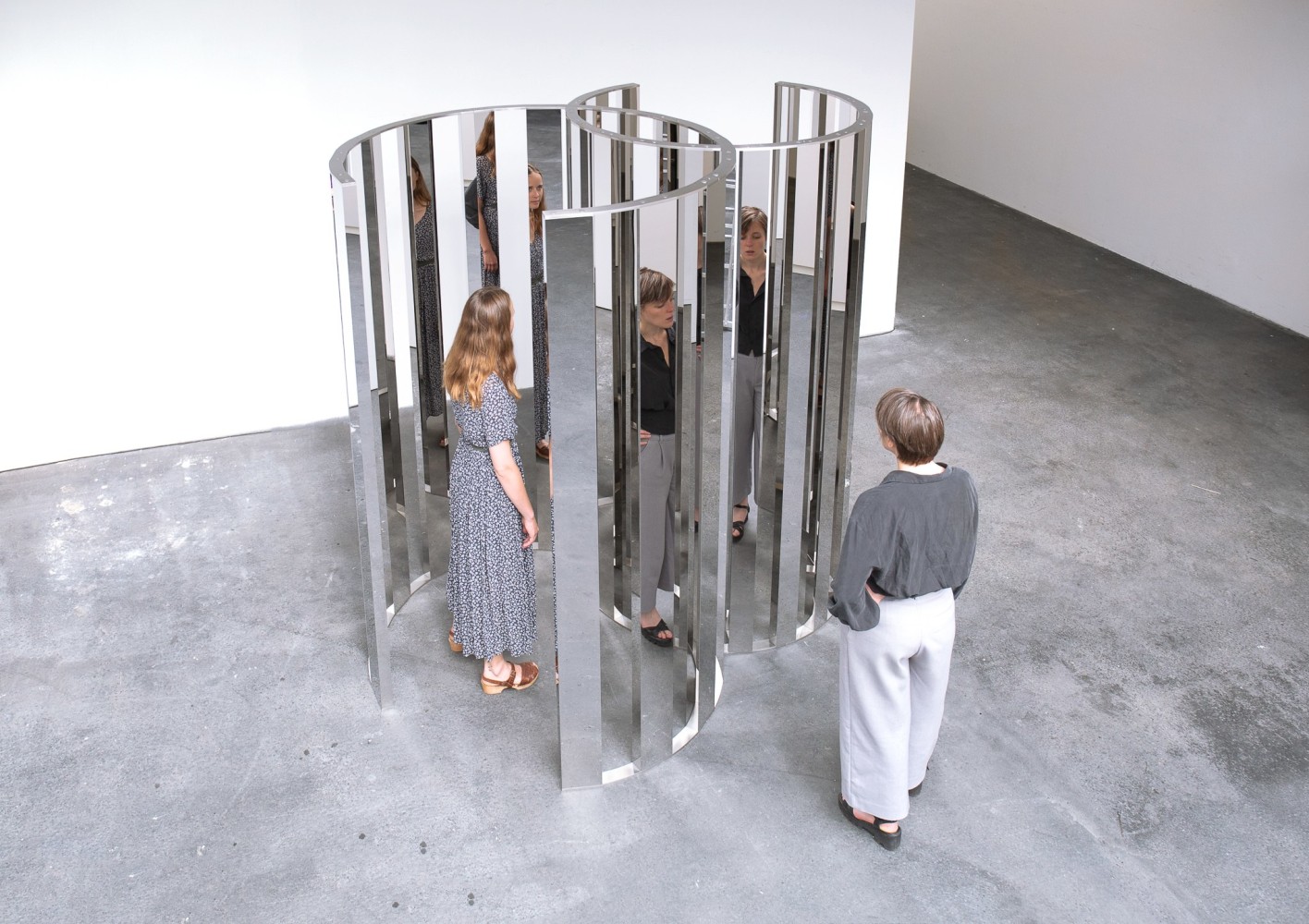 Jeppe Hein

Intersecting Circles

2019

High polished stainless steel

87 3/8 x 85 x 70 inches (222 x 216 x 178 cm)

Edition&amp;nbsp;of 3, with 2 AP

JH 525

&amp;nbsp;

INQUIRE