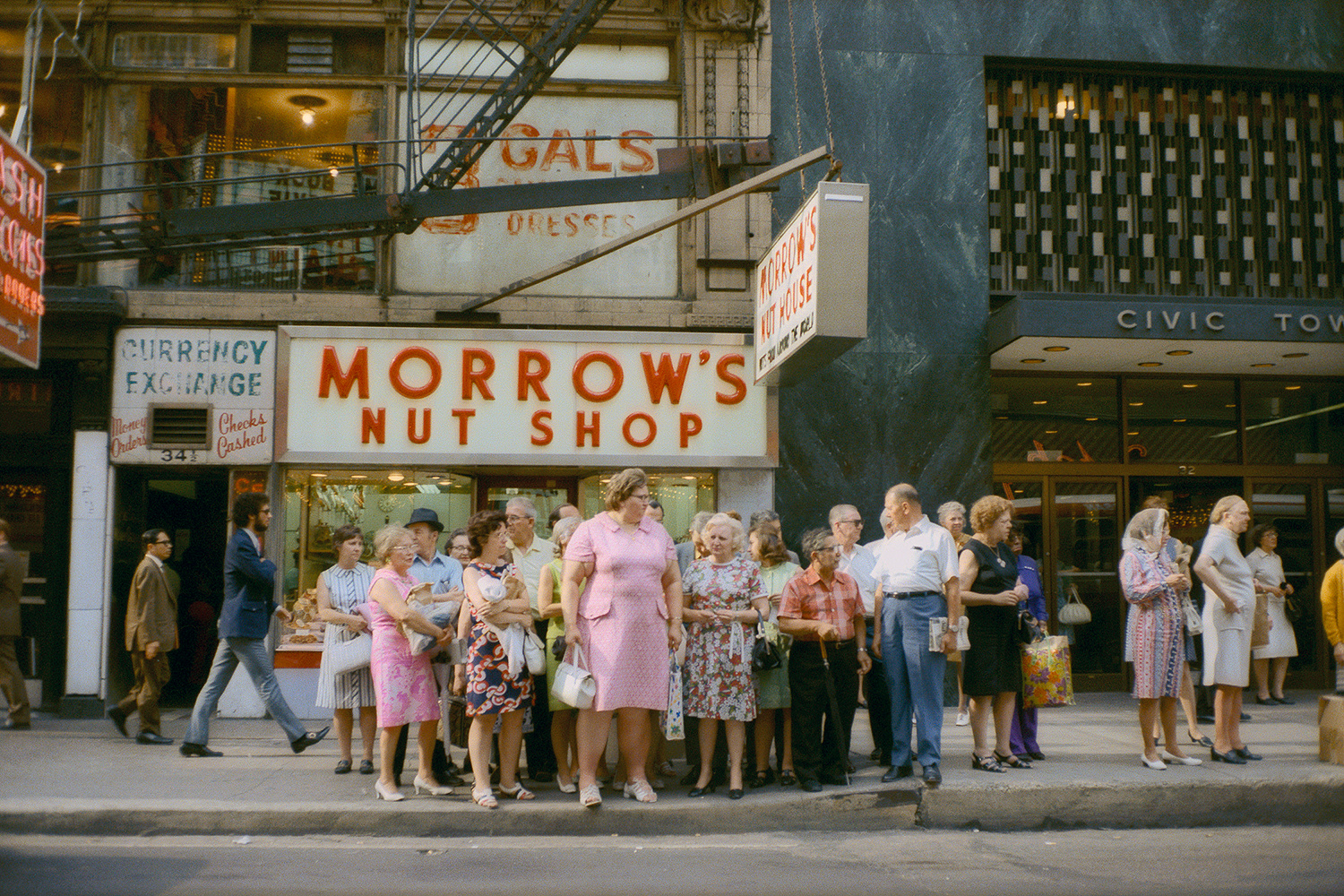 Stephen Shore

Chicago, Illinois, July 1972

1972

Chromogenic color print

5 x 7 1/2 inches

(12.7 x 19.1 cm)

Edition of 10

SS 462
