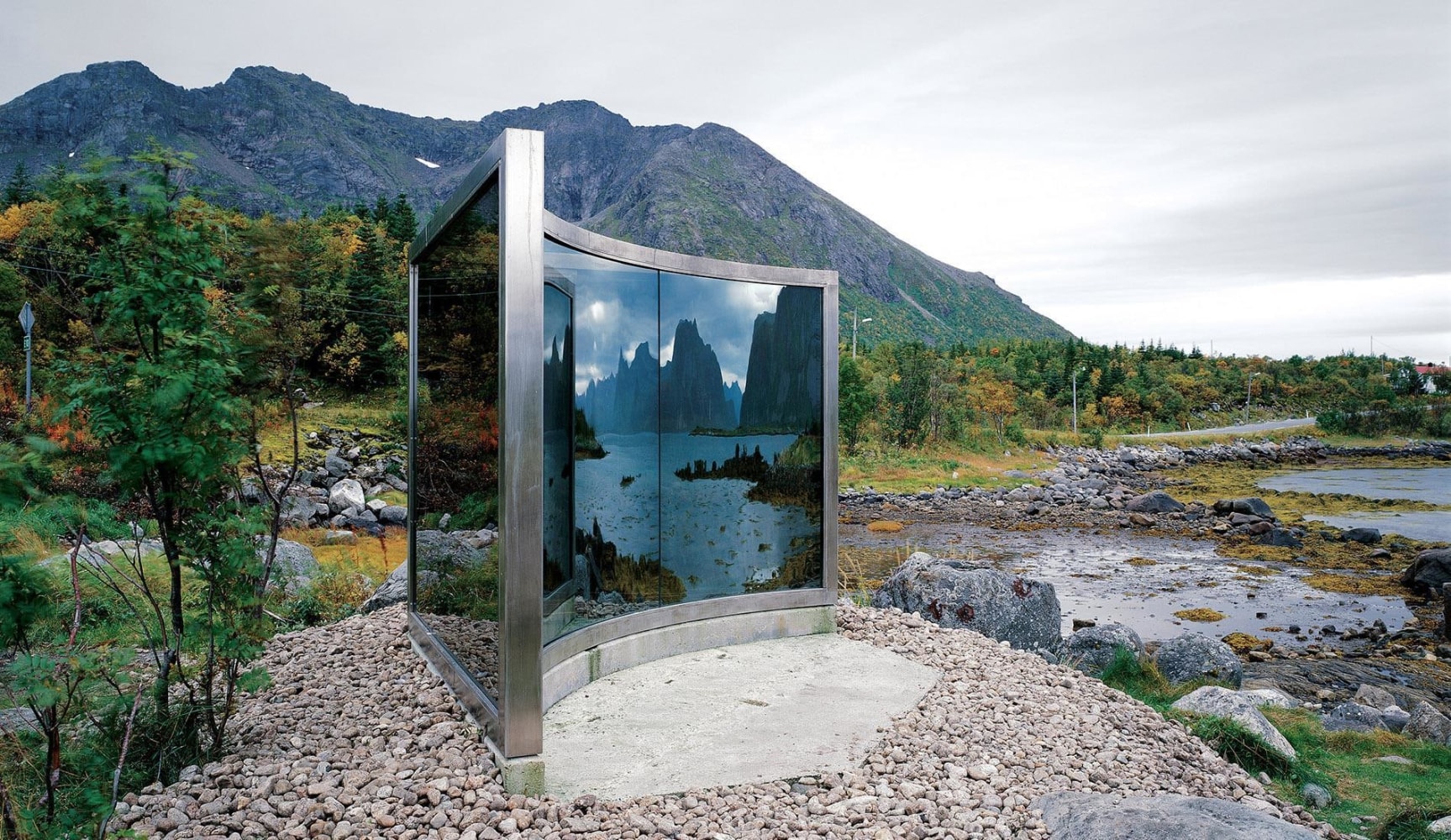 Dan Graham, Untitled, 1996
Two-way mirror construction, stainless steel
Artscape Nordland,&amp;nbsp;Lofoten Archipelago, Norway

&amp;nbsp;

INQUIRE



