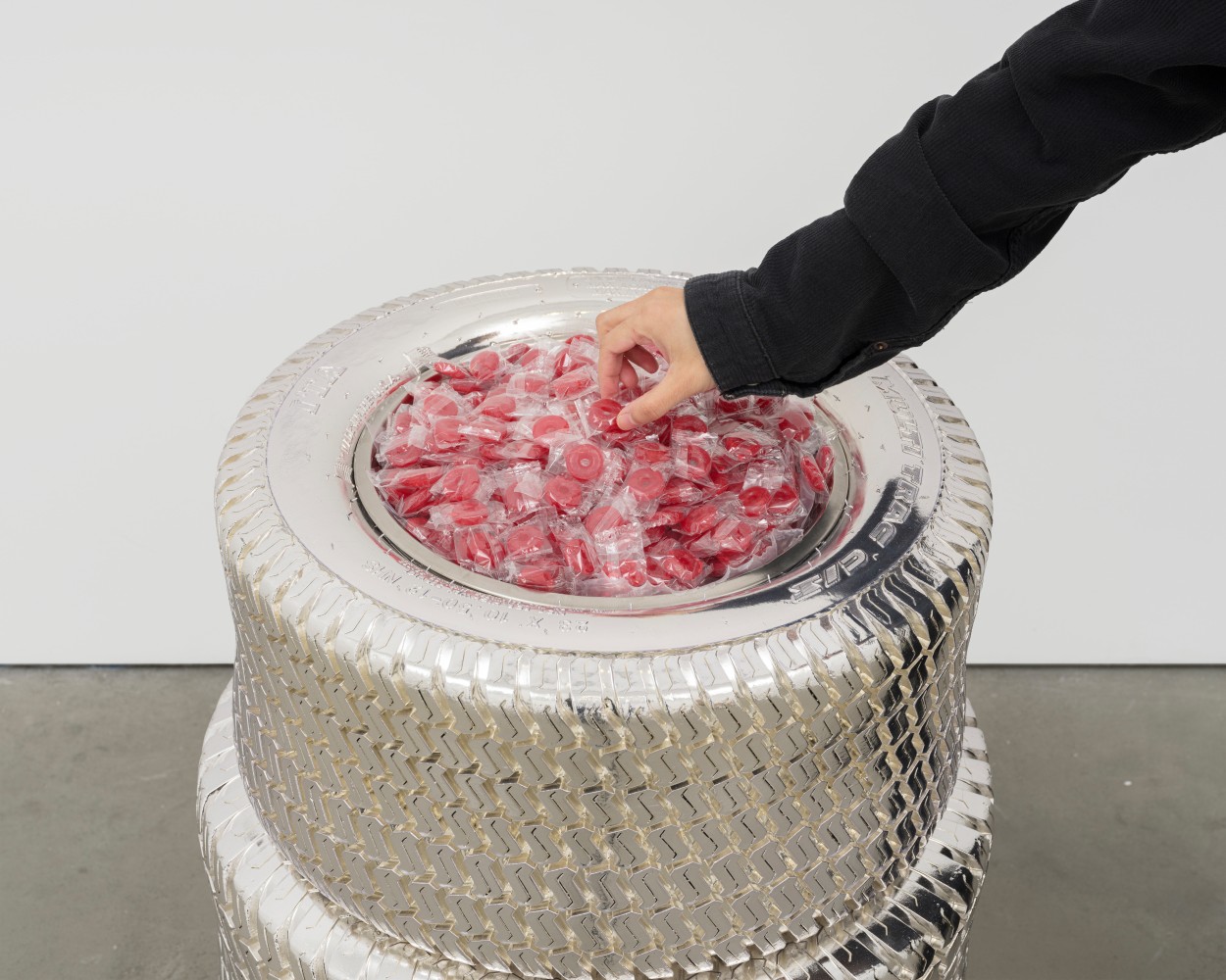 Rob Pruitt

People Feeder (Life is a Bowl of Cherries: Individually Wrapped Cherry Lifesavers)

2023

Chromed tires

31 3/4 x 24 x 24 inches (80.6 x 61 x 61 cm)

RPR 316

$65,000