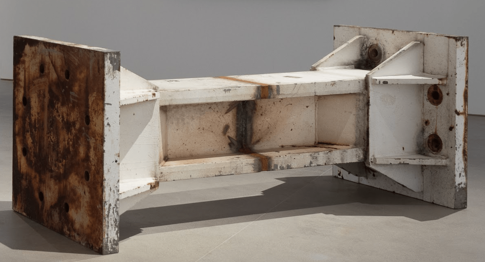 Theaster Gates
black seam on city infrastructure, 2022
Steel beam
39 &amp;times; 39 &amp;times; 96&amp;nbsp;⅛ in.
(99.1 &amp;times; 99.1 &amp;times; 244.2 cm)
