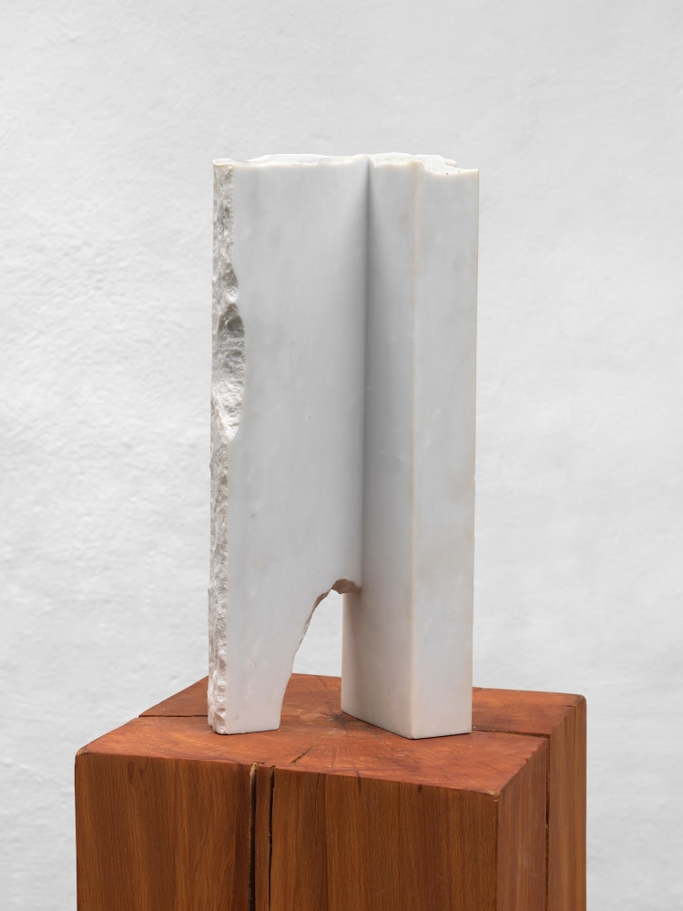 Minoru Niizuma (1930&amp;ndash;1998)

Gate, 1975

Italian Statuario marble

18 1/2 x 7 7/8 x 4 5/16 inches

46 x 20 x 11 cm