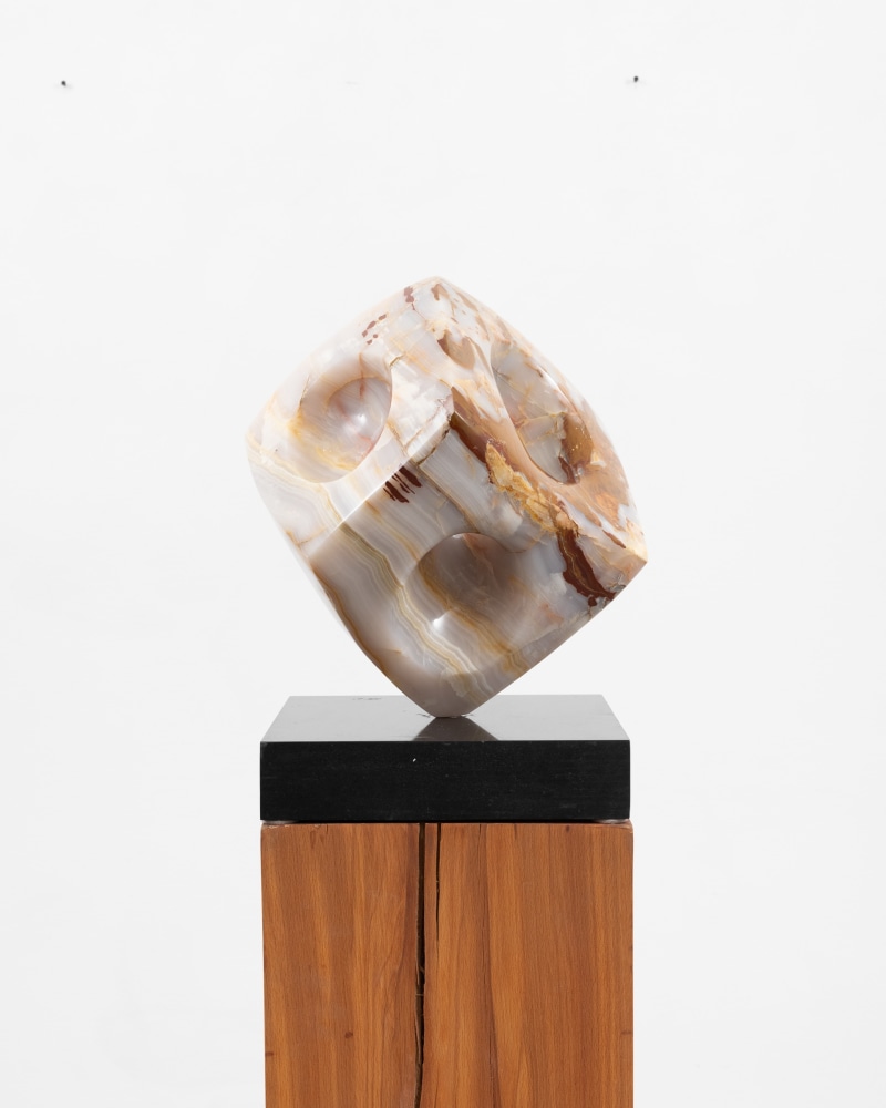 Minoru Niizuma (1930&amp;ndash;1998)
Nest, 1974
(Afghanistan) yellow onyx
17 x 13 x 13 in
43.2 x 33 x 33 cm