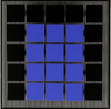 (Plano detalle de la obra Cuadrados a la vertical, 1976)

&amp;nbsp;

Esta estructura presenta un juego formal particular donde, a diferencia de muchas otras piezas del mismo tipo, dominan los cuadros de color s&amp;oacute;lido, casi negando la ret&amp;iacute;cula subyacente. La distribuci&amp;oacute;n de los colores azul y negro en forma de cruz sugieren una ambivalencia de significado, remitiendo incluso a un plano arquitect&amp;oacute;nico; si bien el azul es restringido por el negro en lo vertical, en lo horizontal, hacia donde las obras de Soto tend&amp;iacute;an a extenderse (con los murales como mejor ejemplo), es libre de acceder al resto de la realidad. La restricci&amp;oacute;n que hace Soto, donde a pesar de todo la ret&amp;iacute;cula es un elemento m&amp;aacute;s all&amp;aacute; del color, se desenvuelve hacia el aqu&amp;iacute; y el ahora, hacia lo existente. El color funciona como &amp;iacute;ndice de un movimiento interno y su desplazamiento hacia el exterior: la percepci&amp;oacute;n completa la intenci&amp;oacute;n de ese movimiento, haciendo coextensivas la materialidad de la realidad y la de la obra.