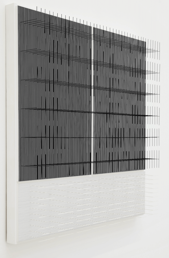 Jes&amp;uacute;s Rafael&amp;nbsp;Soto

Tes blancs et noirs, 1990

Painting on wood and metal

102h x 102w x 17d cm

40 17/108h x 40 17/108w x 6 88/127d in

Unique