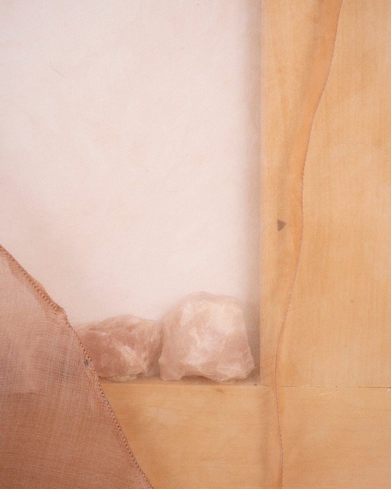Martha Tuttle
Reliquary, 2025&amp;nbsp;
Silk, pigment, dye, rose quartz, bronze casts of cow bones
60 x 48 inches (152.4 x 122 cm)&amp;nbsp;
(MTU25-01)&amp;nbsp;
