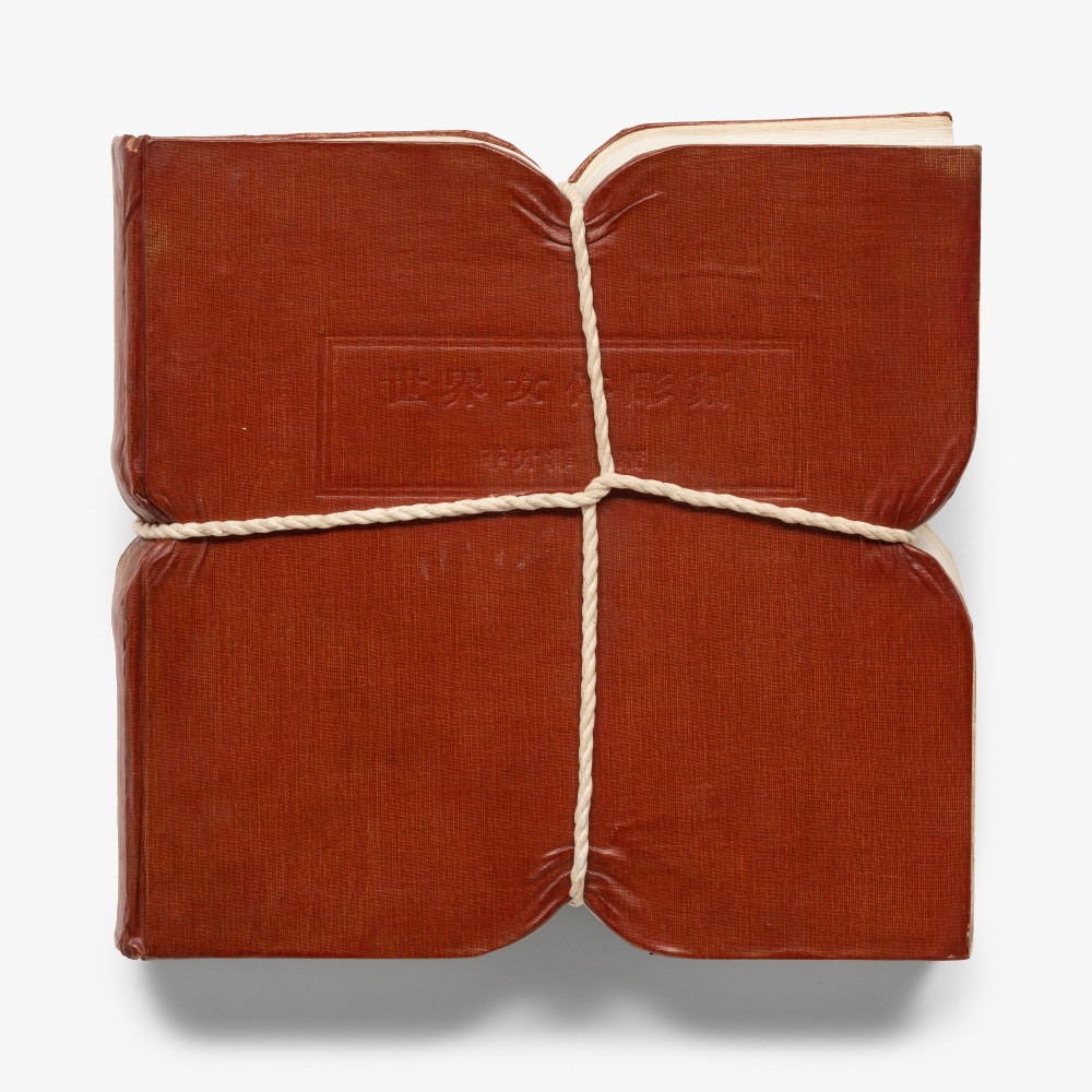 Seung-taek Lee

&amp;ldquo;Tied Book&amp;rdquo;, 1976

Book, rope

10 3/4 x 10 3/4 x 2 inches

27 x 27 x 5 cm

LEE 8