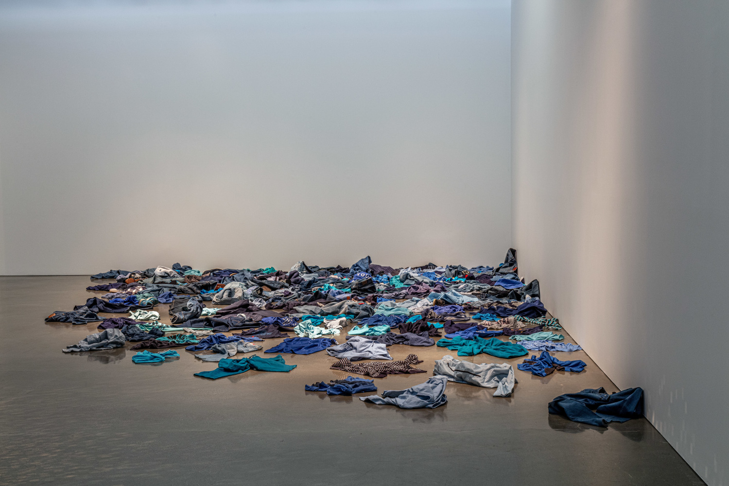 Kader Attia
La Mer Morte (The Dead Sea)
2015
Floor installation made of secondhand blue clothes
Dimensions Variable
