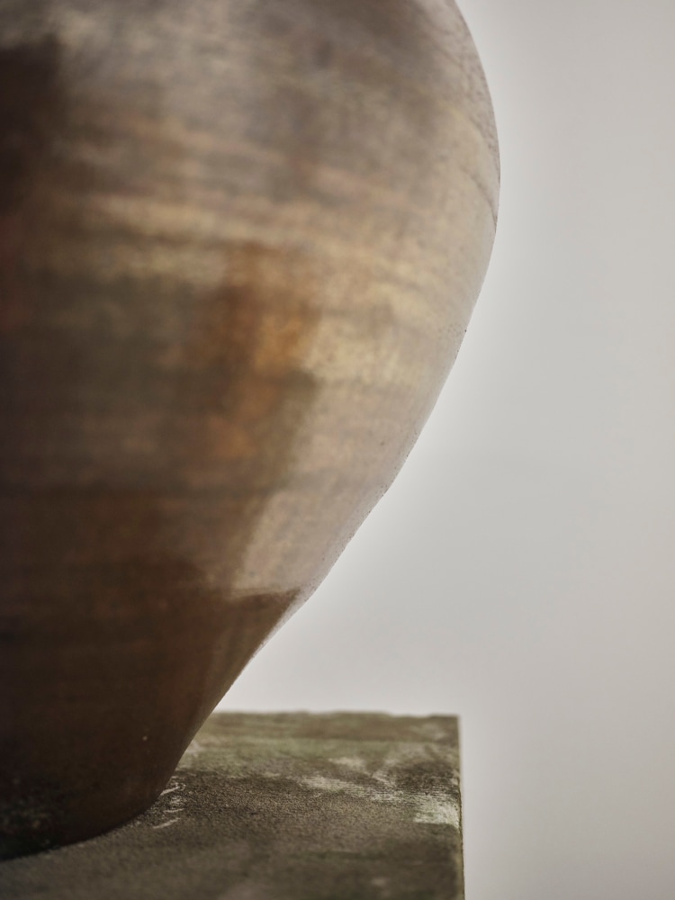 Theaster Gates
Plinth and Shoulder&amp;nbsp;(detail)
2020
High fired stoneware with glaze, reclaimed pine
Artwork Dimensions:
20 x 22 x 22 inches (50.8 x 55.9 x 55.9 cm)
Plinth Dimensions:
5 1/4 x 36 x 19 inches (13.3 x 91.4 x 48.3 cm)
​$225,000