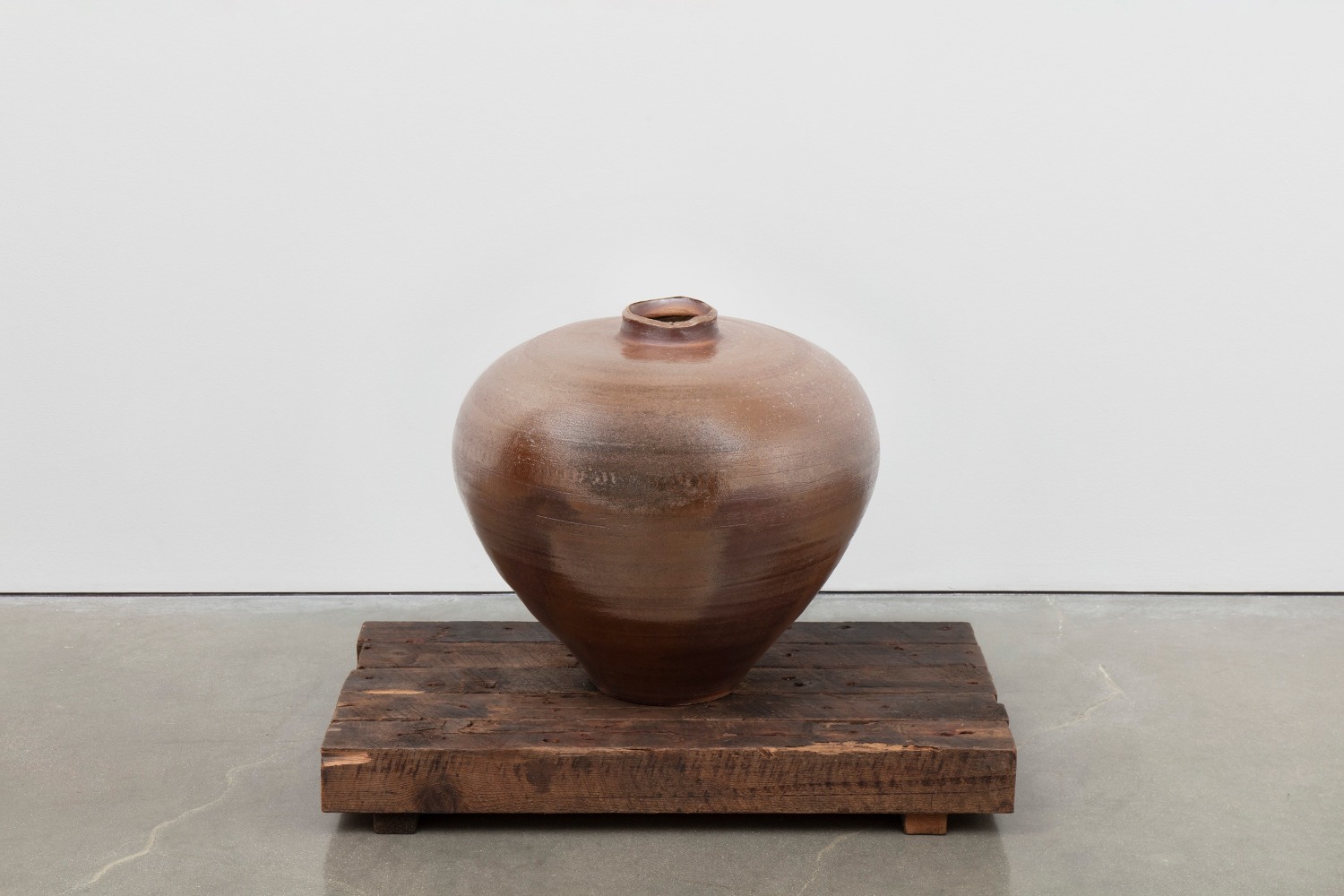 Theaster Gates
Plinth and Shoulder
2020
High fired stoneware with glaze, reclaimed pine
Artwork Dimensions:
20 x 22 x 22 inches (50.8 x 55.9 x 55.9 cm)
Plinth Dimensions:
5 1/4 x 36 x 19 inches (13.3 x 91.4 x 48.3 cm)

DOUBLE CLICK IMAGE FOR MORE VIEWS