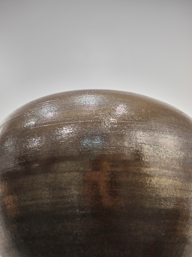 Theaster Gates
Plinth and Shoulder&amp;nbsp;(detail)
2020
High fired stoneware with glaze, reclaimed pine
Artwork Dimensions:
20 x 22 x 22 inches (50.8 x 55.9 x 55.9 cm)
Plinth Dimensions:
5 1/4 x 36 x 19 inches (13.3 x 91.4 x 48.3 cm)
​$225,000