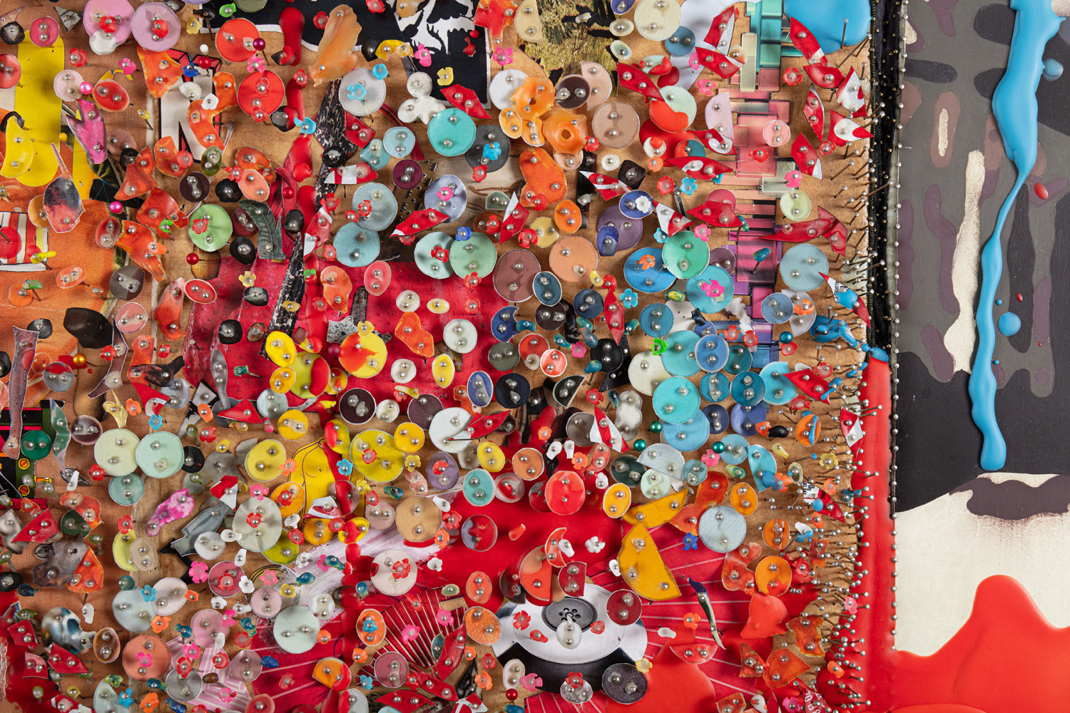 Elliott Hundley
Plank (detail)
2020
Oil, oil stick, encaustic, paper, fabric, plastic, photographs, string and pins on foam over panel
48 x 48 1/8 x 4 3/4 inches (121.9 x 122.2 x 12.1 cm)