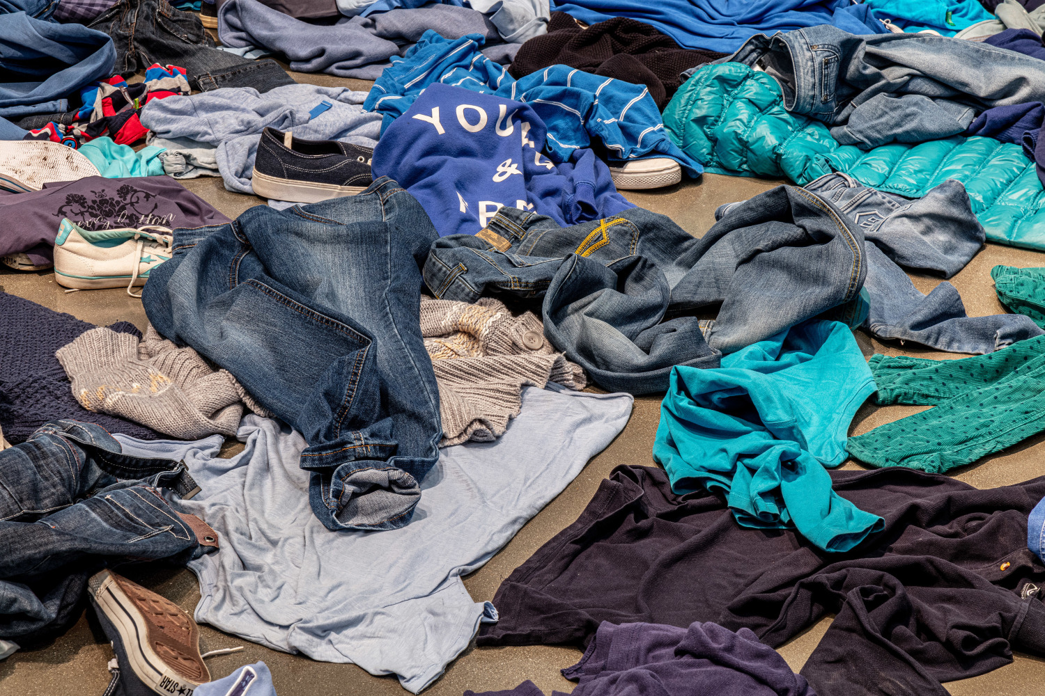 Kader Attia
La Mer Morte (The Dead Sea)
2015
Floor installation made of secondhand blue clothes
Dimensions Variable