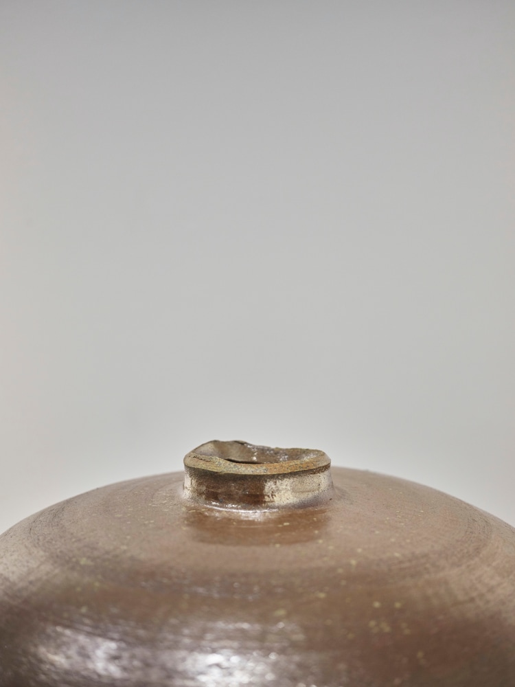 Theaster Gates
Plinth and Shoulder&amp;nbsp;(detail)
2020
High fired stoneware with glaze, reclaimed pine
Artwork Dimensions:
20 x 22 x 22 inches (50.8 x 55.9 x 55.9 cm)
Plinth Dimensions:
5 1/4 x 36 x 19 inches (13.3 x 91.4 x 48.3 cm)
​$225,000