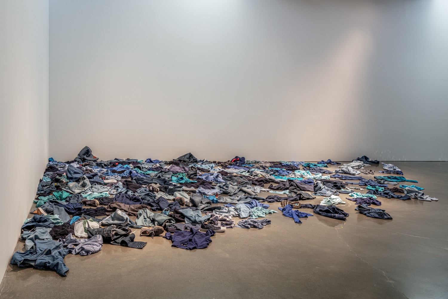 Kader Attia
La Mer Morte (The Dead Sea)
2015
Floor installation made of secondhand blue clothes
Dimensions Variable