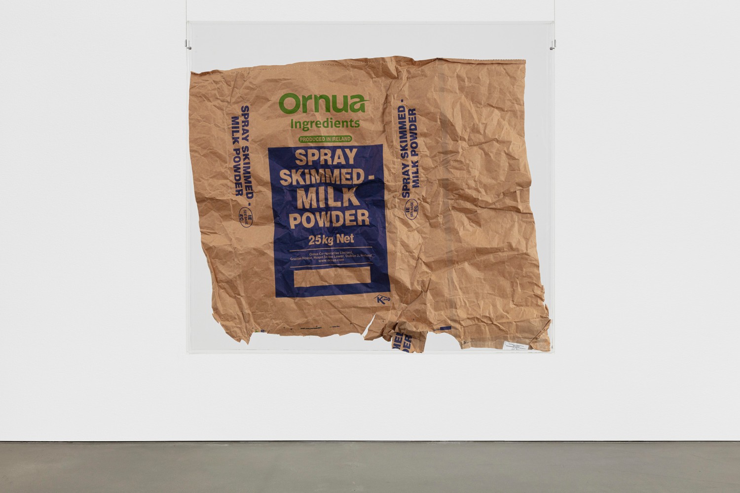 Kader Attia
Untitled
2020
Kraft paper with blue pigment framed in plexiglass box
39 3/8 x 43 1/4 x 1 1/4 inches (100 x 110 x 3 cm)