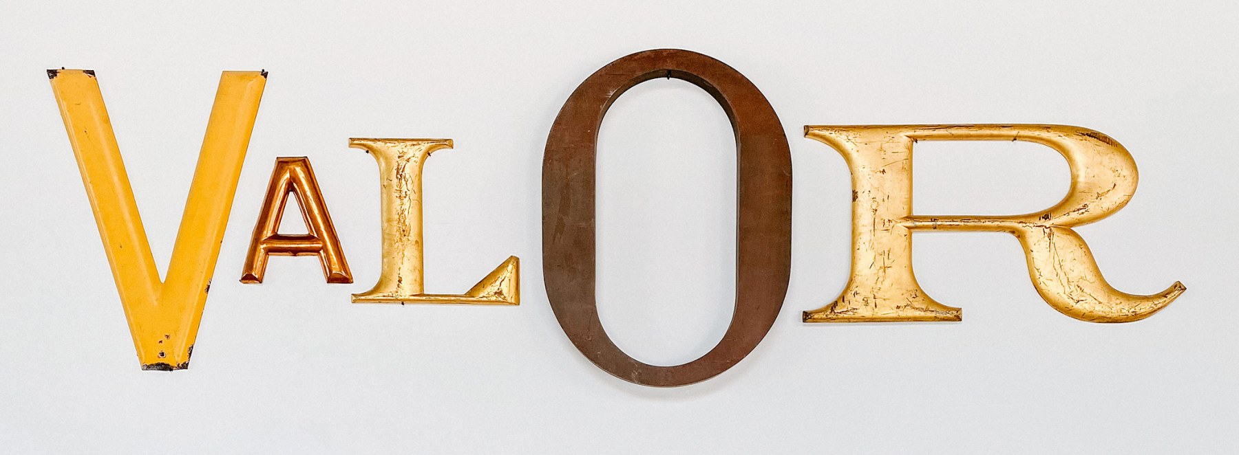 Jack Pierson
VALOR
2020
Brass, aluminum, steel, gold leaf, paint and baked enamel
39 1/2 x 138 x 4 inches (100.3 x 350.5 x 10.2 cm)