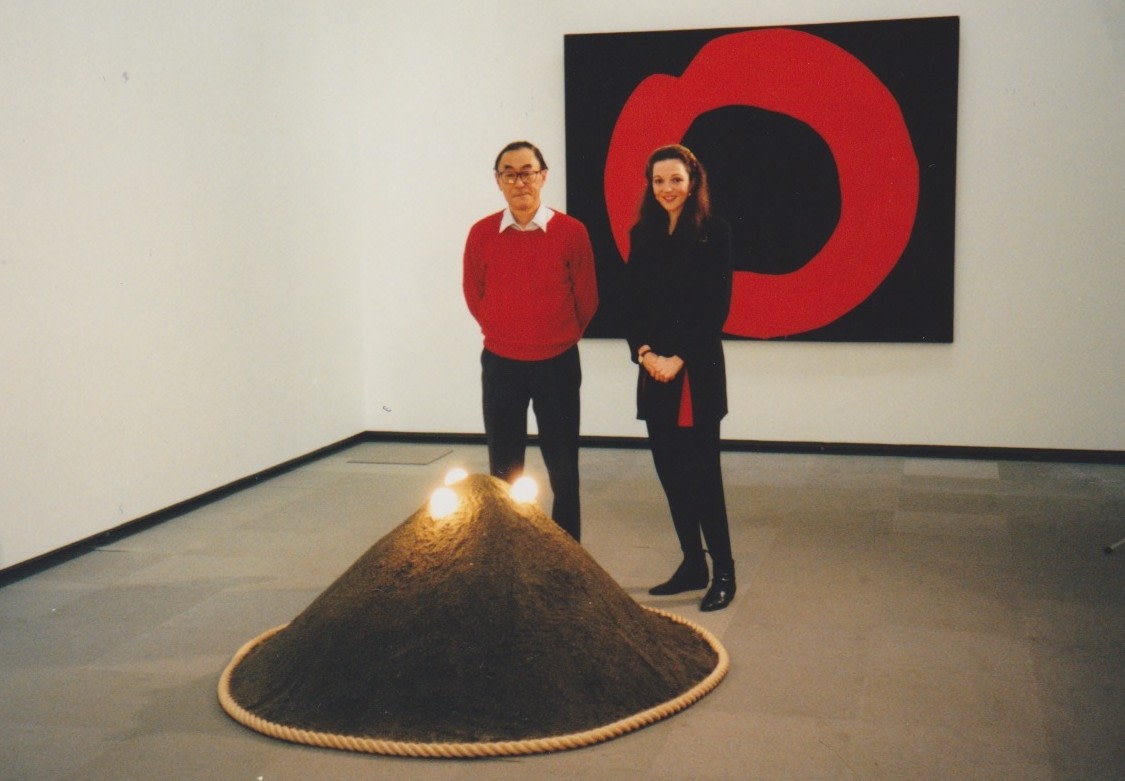 Yoshihara Jiro, Red Circle on Black, 1965
Acrylic on canvas, 182.1 x 227.9 cm

Yoshihara Michio, Hill of Sand, 1962/94
Sand, rope, and three electric light bulbs; 70 cm high, diameter: 150 cm

Alexandra Munroe with Yoshihara Michio in front of Hill of Sand (1962/94) at&amp;nbsp;Japanese Art after 1945: Scream Against the Sky, Yokohama Museum of Art
