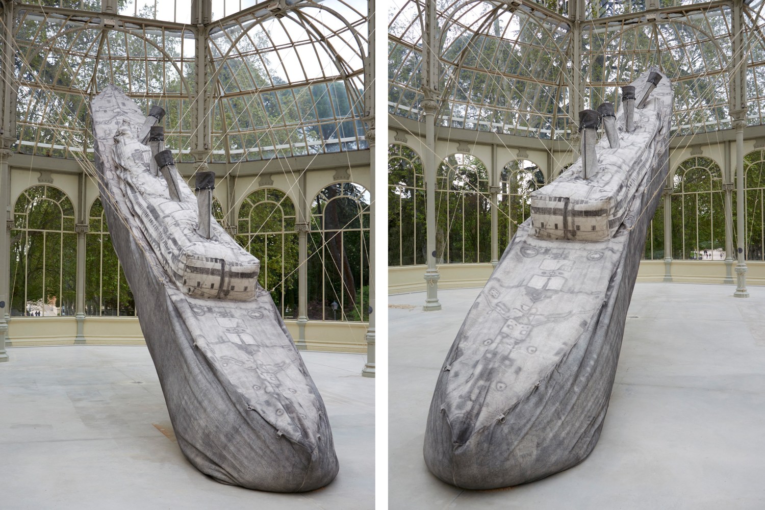 monumento, 2016
lona de algod&amp;oacute;n, espuma de etanol, herrer&amp;iacute;a, hilo de algod&amp;oacute;n, hilo de henequ&amp;eacute;n, madera, tornillos y arandelas, tinta, crayon de transferencia de plotter
1300 x 150 x 335 cm
vista de instalaci&amp;oacute;n de el cohete y el abismo, palacio de cristal, museo nacional centro de arte reina sof&amp;iacute;a, madrid, 2016