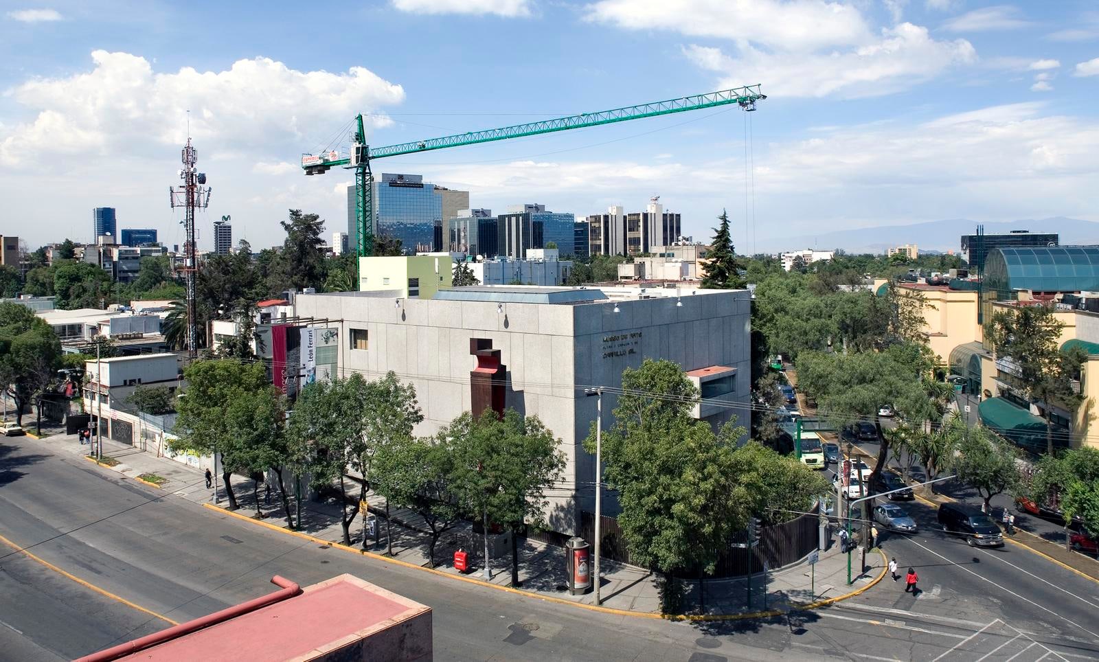 assisted levitation, 2008

a crane, 98 ft high with a 164 ft arm, was especially erected to hold a hummingbird feeder visible through the window of an empty hall on the second floor of the museo de arte carrillo gil.

&amp;nbsp;