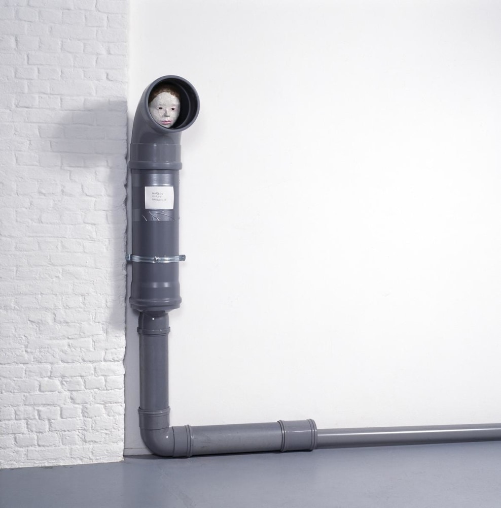 garcon, garou, gargouille, 1994

papel mach&amp;eacute;, tubo de pvc, cuero

&amp;nbsp;

149.86&amp;nbsp; x 99.06 cm

&amp;nbsp;