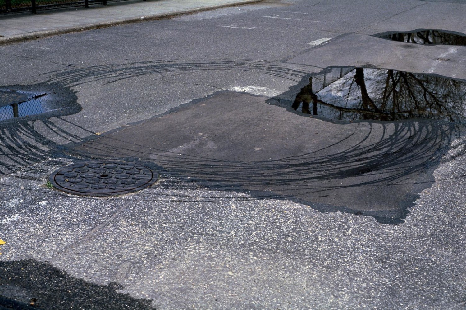 	la extensi&amp;oacute;n del reflejo, 1992	impresi&amp;oacute;n cromog&amp;eacute;nica a color	40.6 x 50.8 cm	parte de nuevas fotograf&amp;iacute;as, kurimanzutto, ciudad de m&amp;eacute;xico, 2002