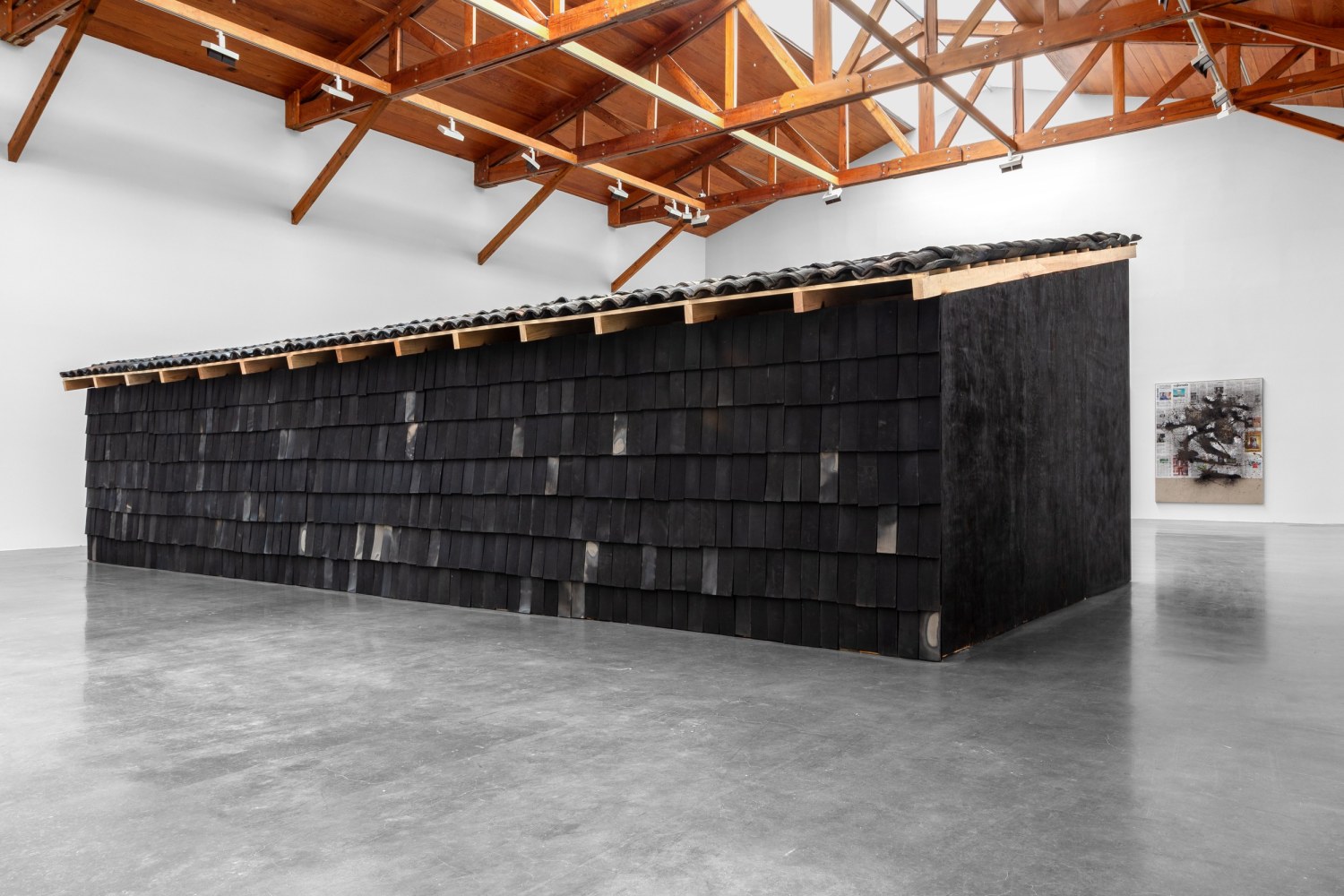 Rirkrit Tiravanija, instalation view of Mezcal vs. Pulque, kurimanzutto, Mexico City, 2022
photo: Gerardo Landa Rojano