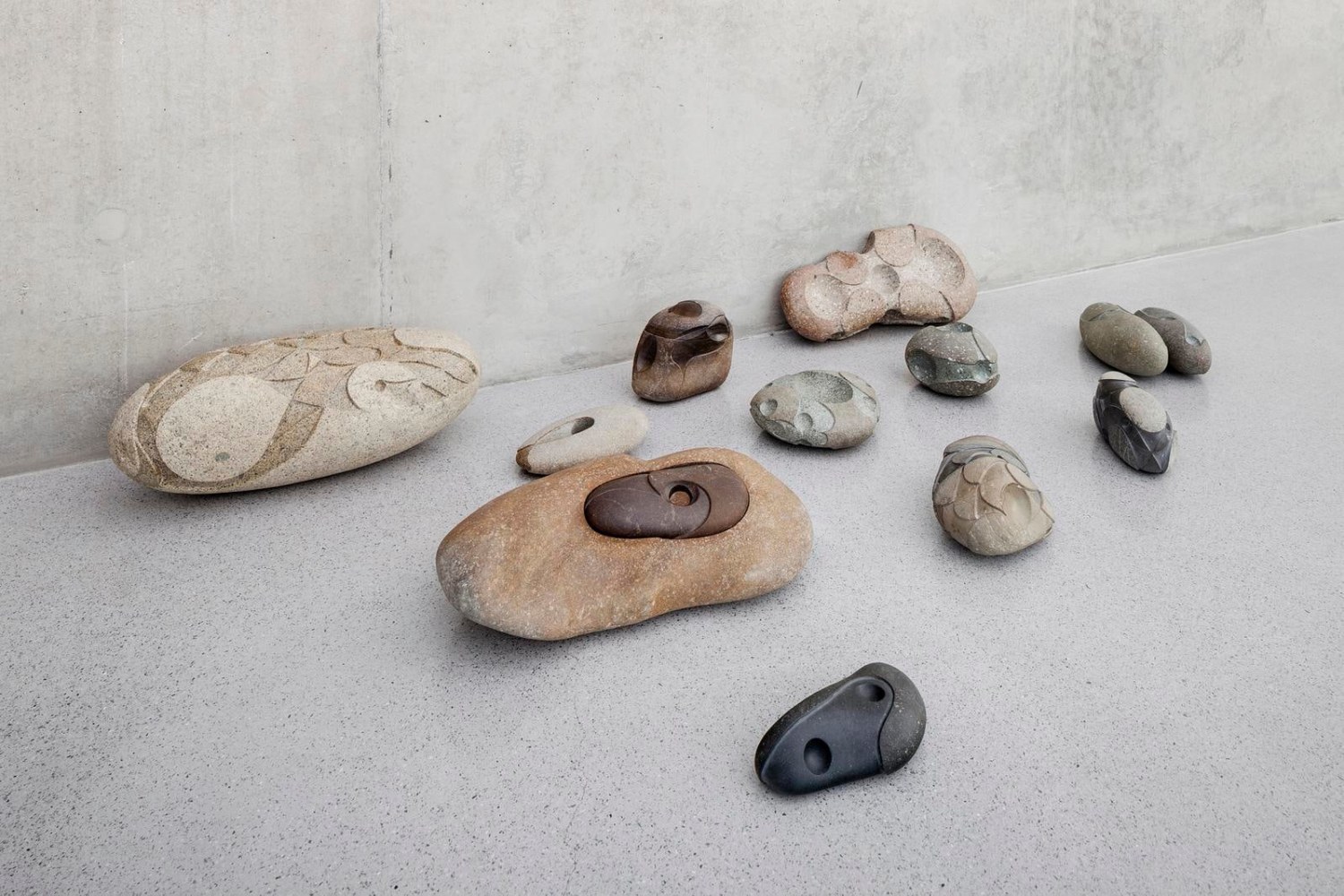 vista de instalaci&amp;oacute;n de natural motion en el kunsthaus bregenz,&amp;nbsp;austria, 2013

piedras de r&amp;iacute;o&amp;nbsp;talladas provenientes de la costa de guerrero, m&amp;eacute;xico

dimensiones variables