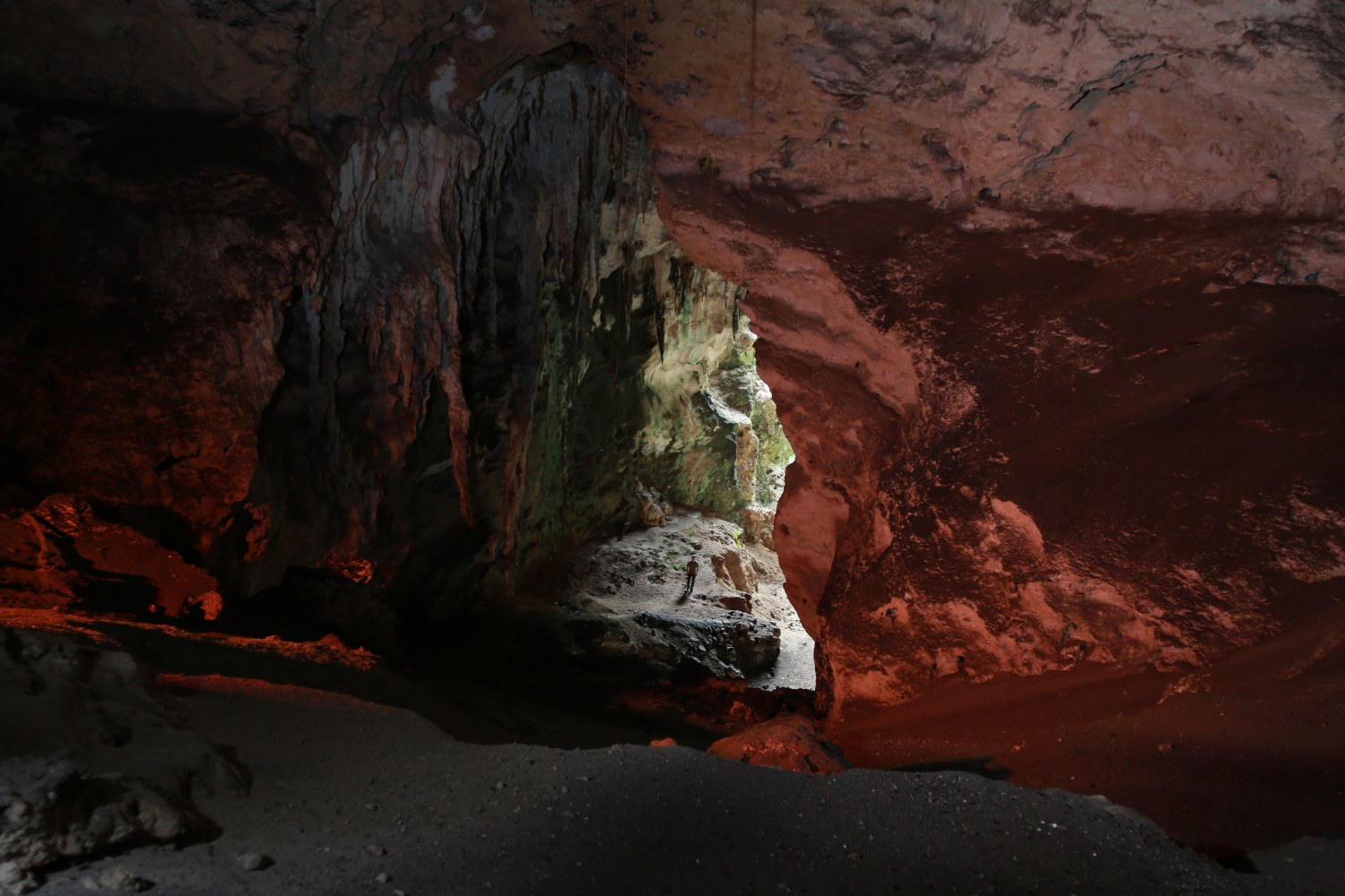 puerto rican light (cueva vientos), 2015

dan flavin, puerto rican light (to jeannie blake),&amp;nbsp;1965

luces flourescentes rojas, rosas y amarillas. 96 pultadas de alto, bater&amp;iacute;as de carga solar e inversor. vista de instalaci&amp;oacute;n en&amp;nbsp;el convento natural, &amp;aacute;rea protegida, guayanilla-pe&amp;ntilde;uelas, puerto rico. comisionada por&amp;nbsp;dia art foundation, nueva york