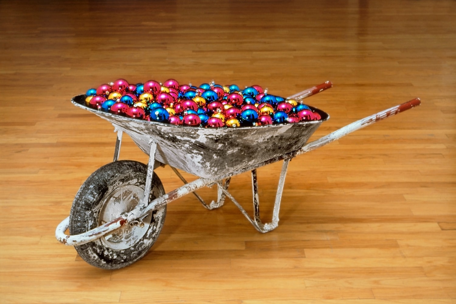 carretilla II, 1999
wheelbarrow, glass spheres
21.65 x 55.12 x 25.98 in.

&amp;nbsp;

&amp;nbsp;