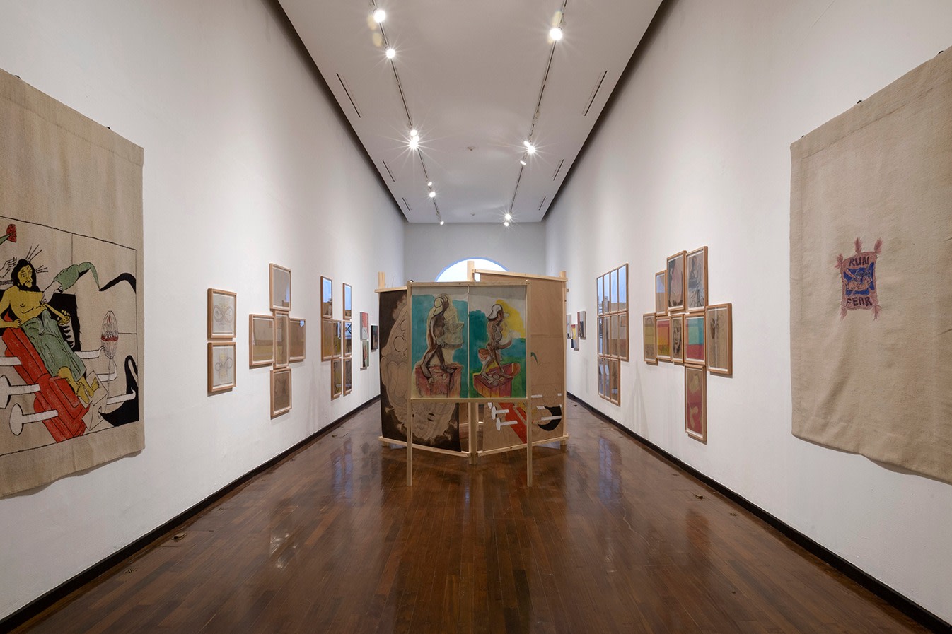 Vista de instalaci&amp;oacute;n de&amp;nbsp;The Man Who Should Be Dead. The Future Battle, Museo Caba&amp;ntilde;as, Guadalajara, M&amp;eacute;xico, 2022