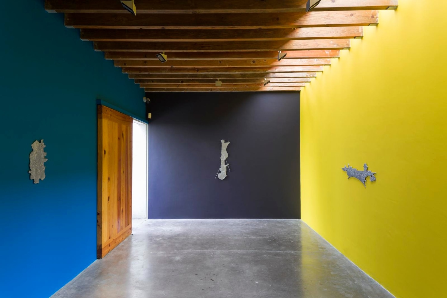 	todo bosque locamente enamorado de la luna tiene una autopista que lo cruza de un lado a otro, kurimanzutto, ciudad de m&amp;eacute;xico, 2016