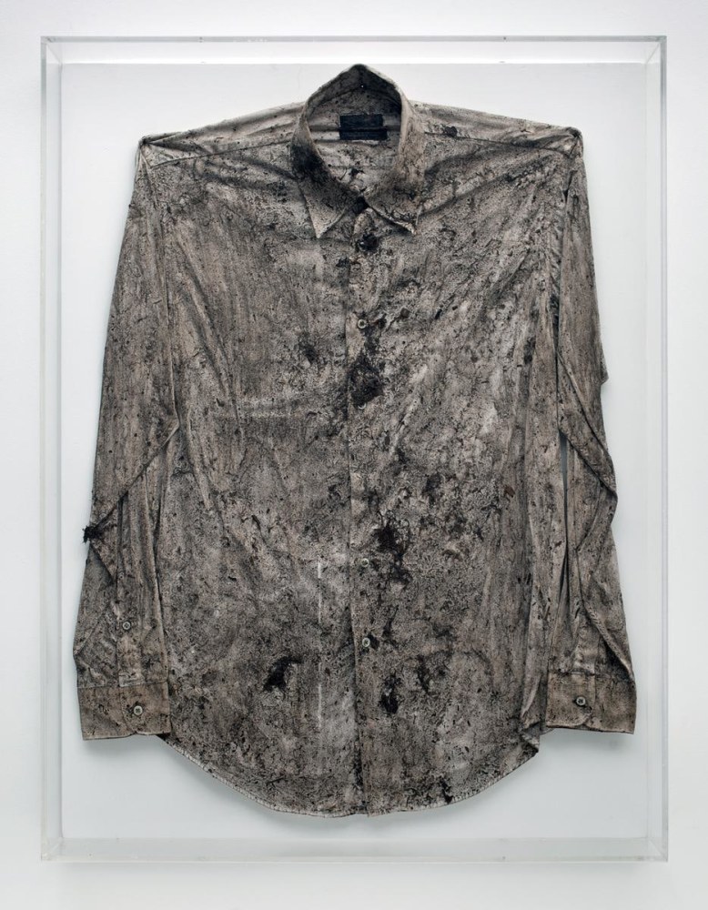 le lesson d&amp;#39;anatomie no. 4, 1996

camiseta de algod&amp;oacute;n, cabello del artista, barro, camisa de algod&amp;oacute;n, tierra, pegamento blanco

75 x 67 x 3 cm

&amp;nbsp;