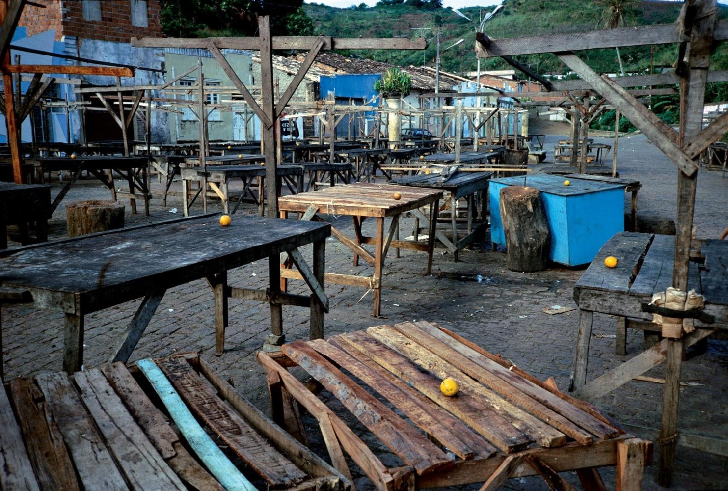 	turista maluco, 1991	impresi&amp;oacute;n cromog&amp;eacute;nica a color	40.6 x 50.8 cm	parte de nuevas fotograf&amp;iacute;as, kurimanzutto, ciudad de m&amp;eacute;xico, 2002