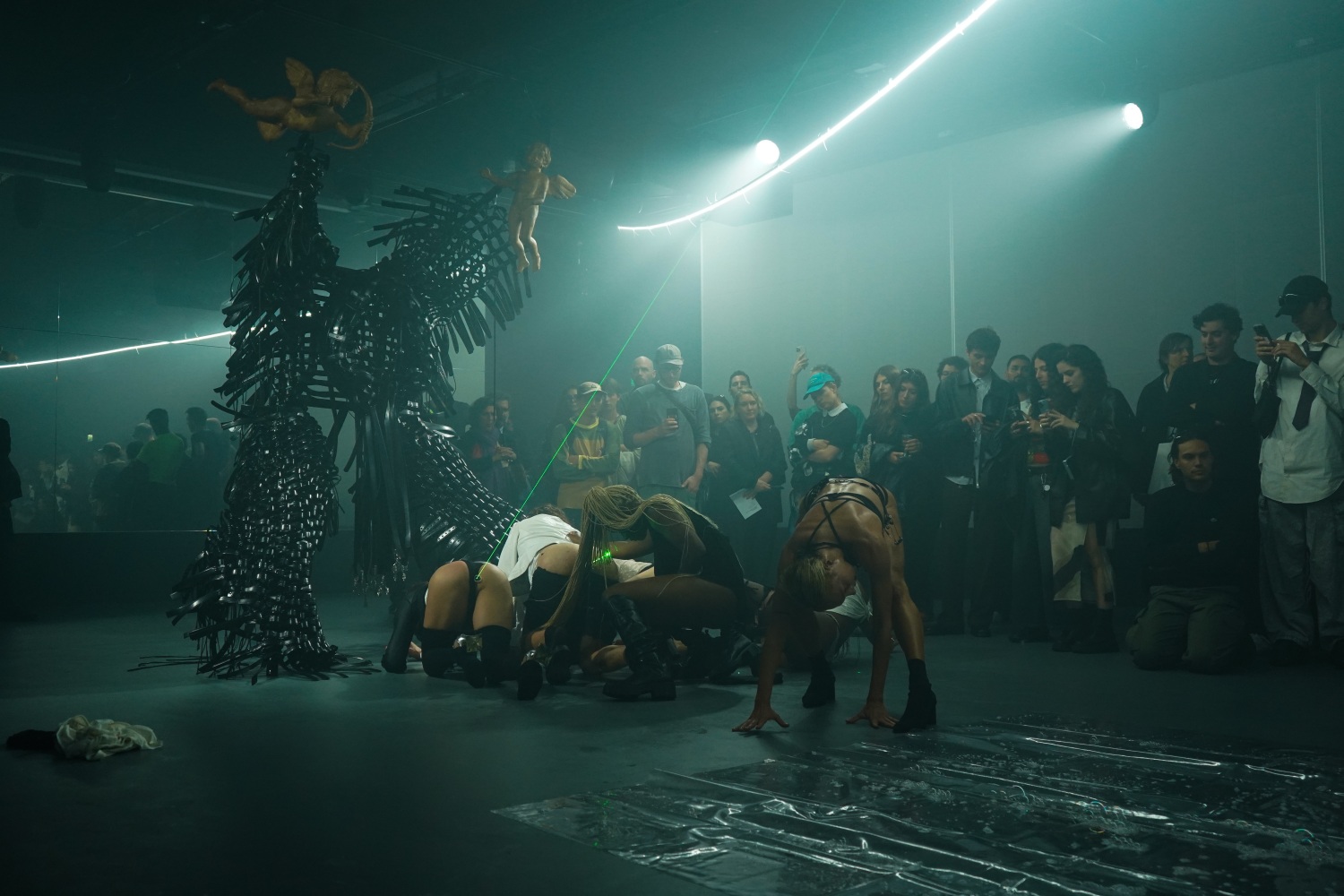 performance young boy s&amp;aacute;nchez-kane, dover street market paris, octubre 2024. foto: oriane robaldo