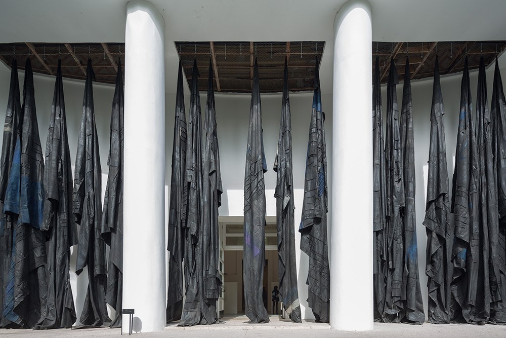 vista de instalaci&amp;oacute;n oscar murillo:&amp;nbsp;all the world&amp;#39;s futures, 56th venice biennale, italia,&amp;nbsp;2015. foto: maris mezulis


&amp;nbsp;
