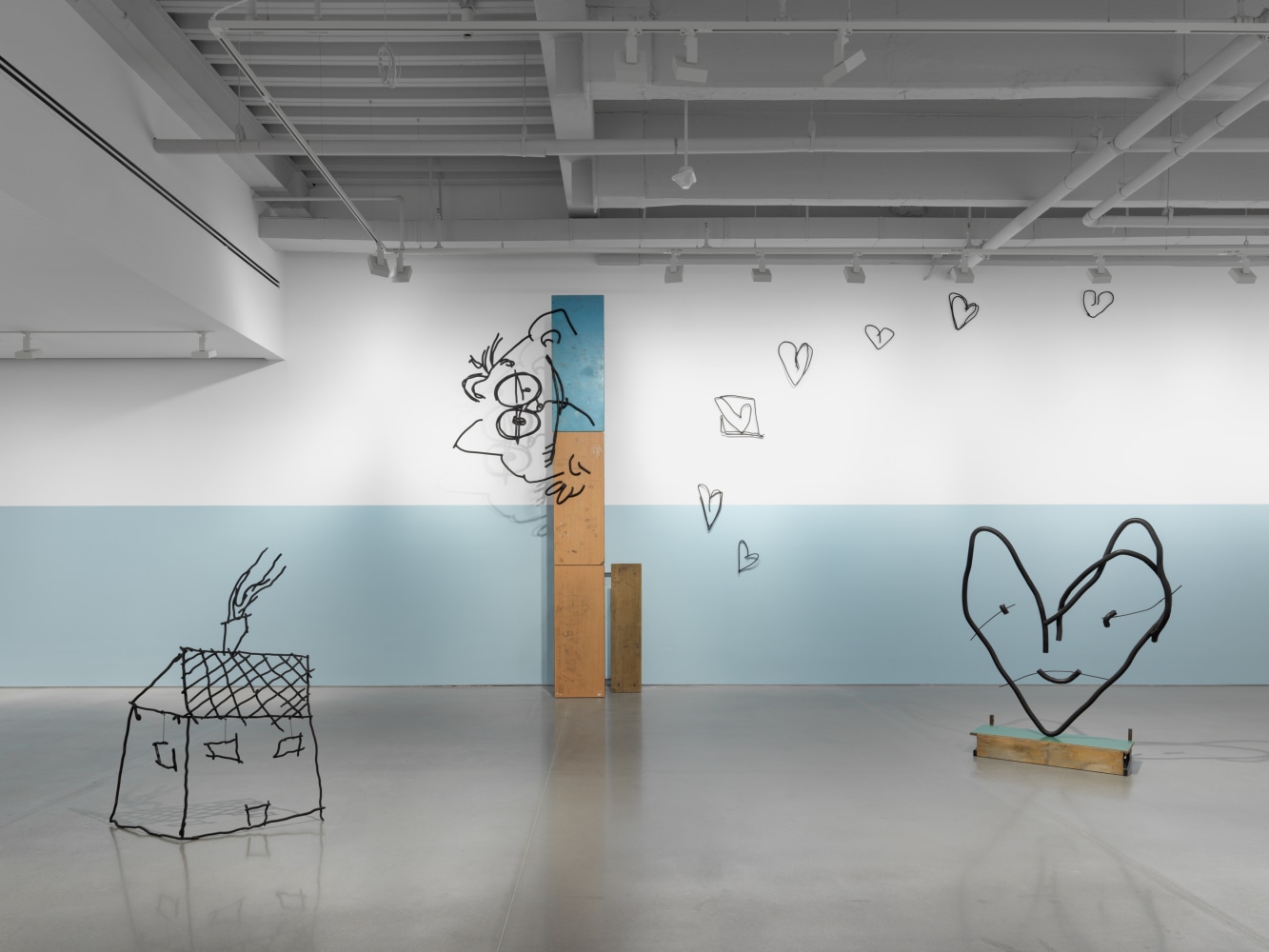 vista de instalaci&amp;oacute;n&amp;nbsp;petrit halilaj: abetare (noisy classroom), kurimanzutto nueva york, 2024. foto: dan bradica