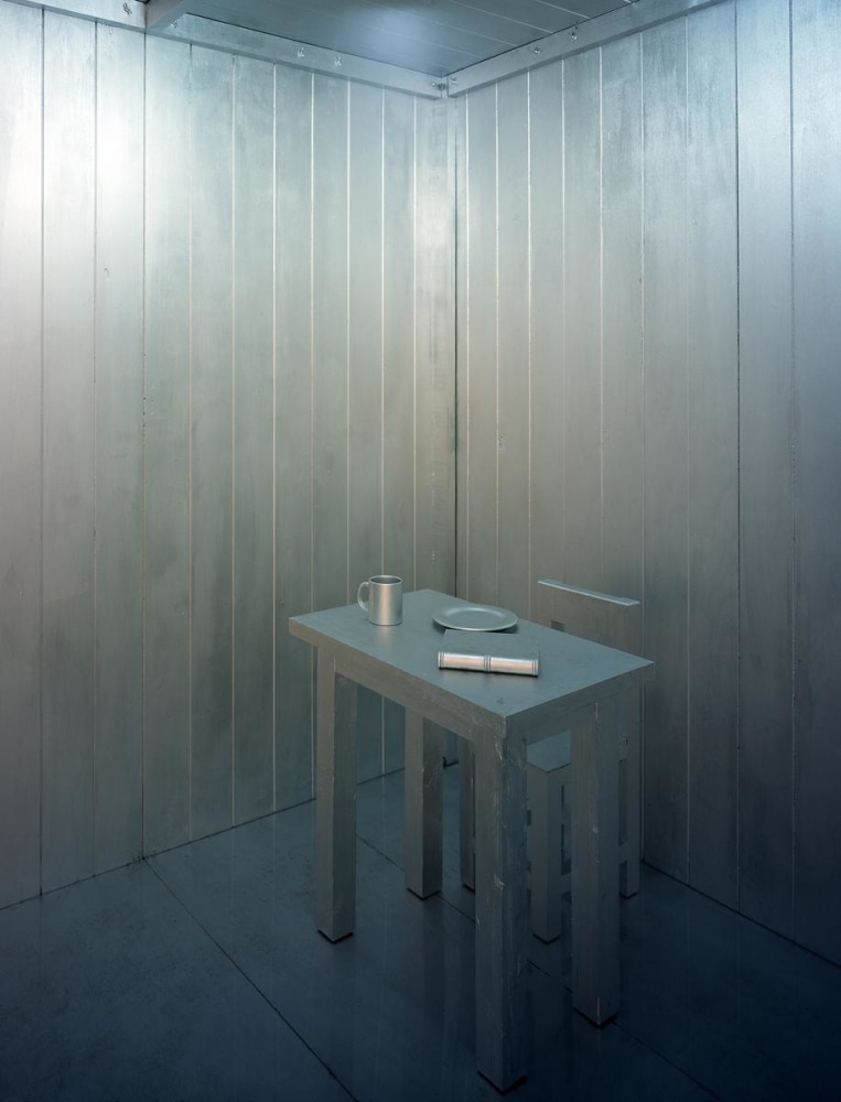 emulsi&amp;oacute;n dom&amp;eacute;stica, 2005

wood, paint, bulb, plexiglass, steel

98.43 x 88.19 x 88.19 in.

&amp;nbsp;