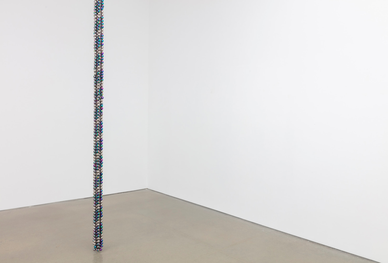 sonic celestial rope &amp;ndash; Iridescent dodecagon tight curl, 2021, pvd-coated stainless steel bells, stainless steel chains, quick links, split rings, 157.48 x 3.94 x 3.94 in