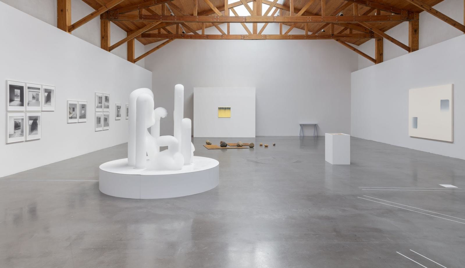 	unidades y continuidades, kurimanzutto, ciudad de m&amp;eacute;xico, 2015