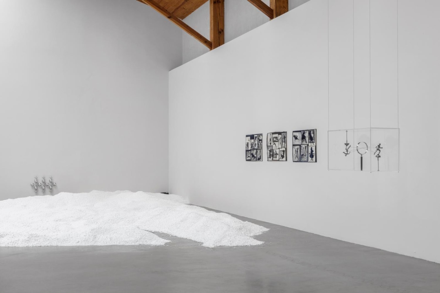 	installation view of xyla&amp;ntilde;ynu. taller de los viernes, kurimanzutto, mexico city, 2016