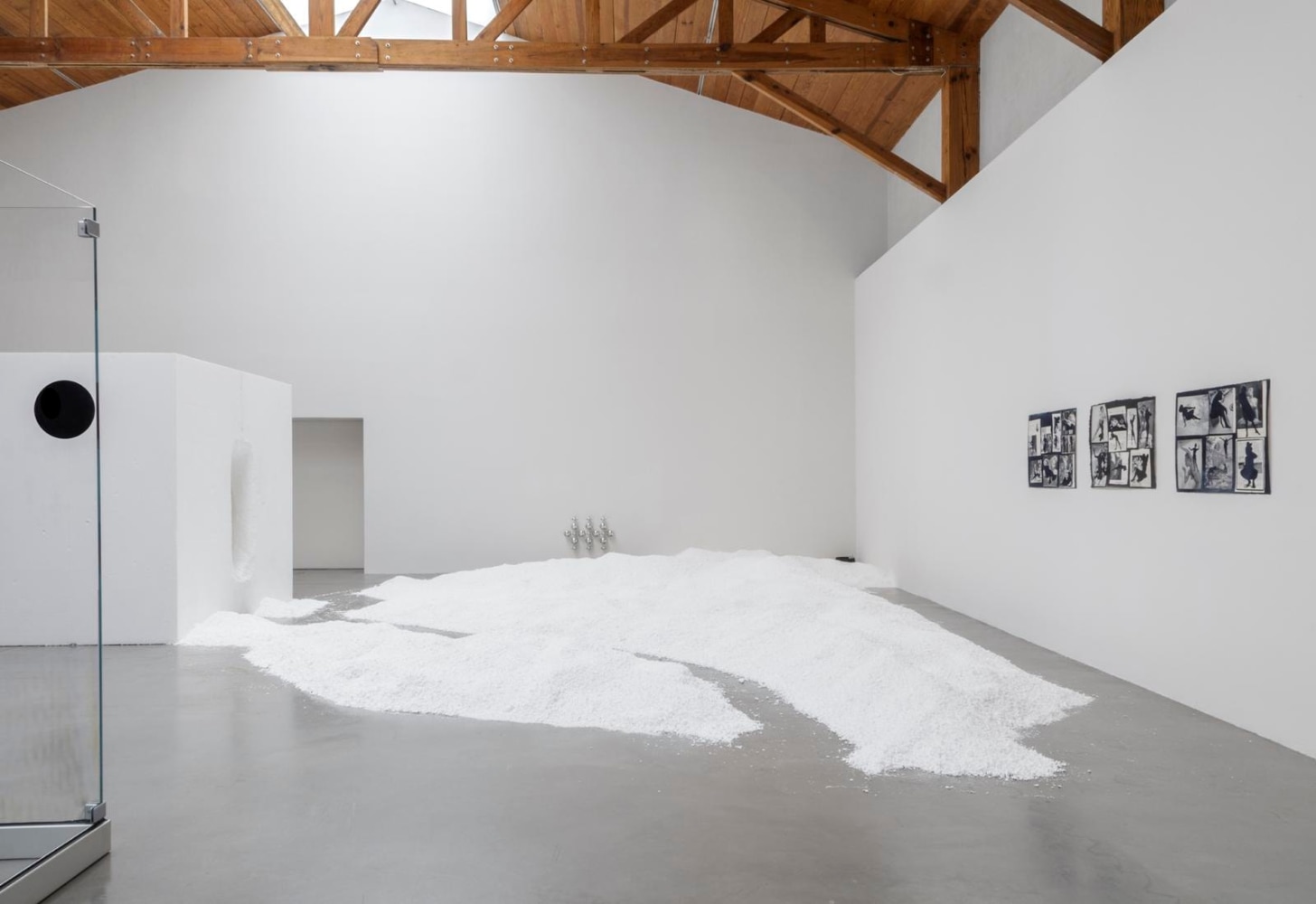 	installation view of xyla&amp;ntilde;ynu. taller de los viernes, kurimanzutto, mexico city, 2016