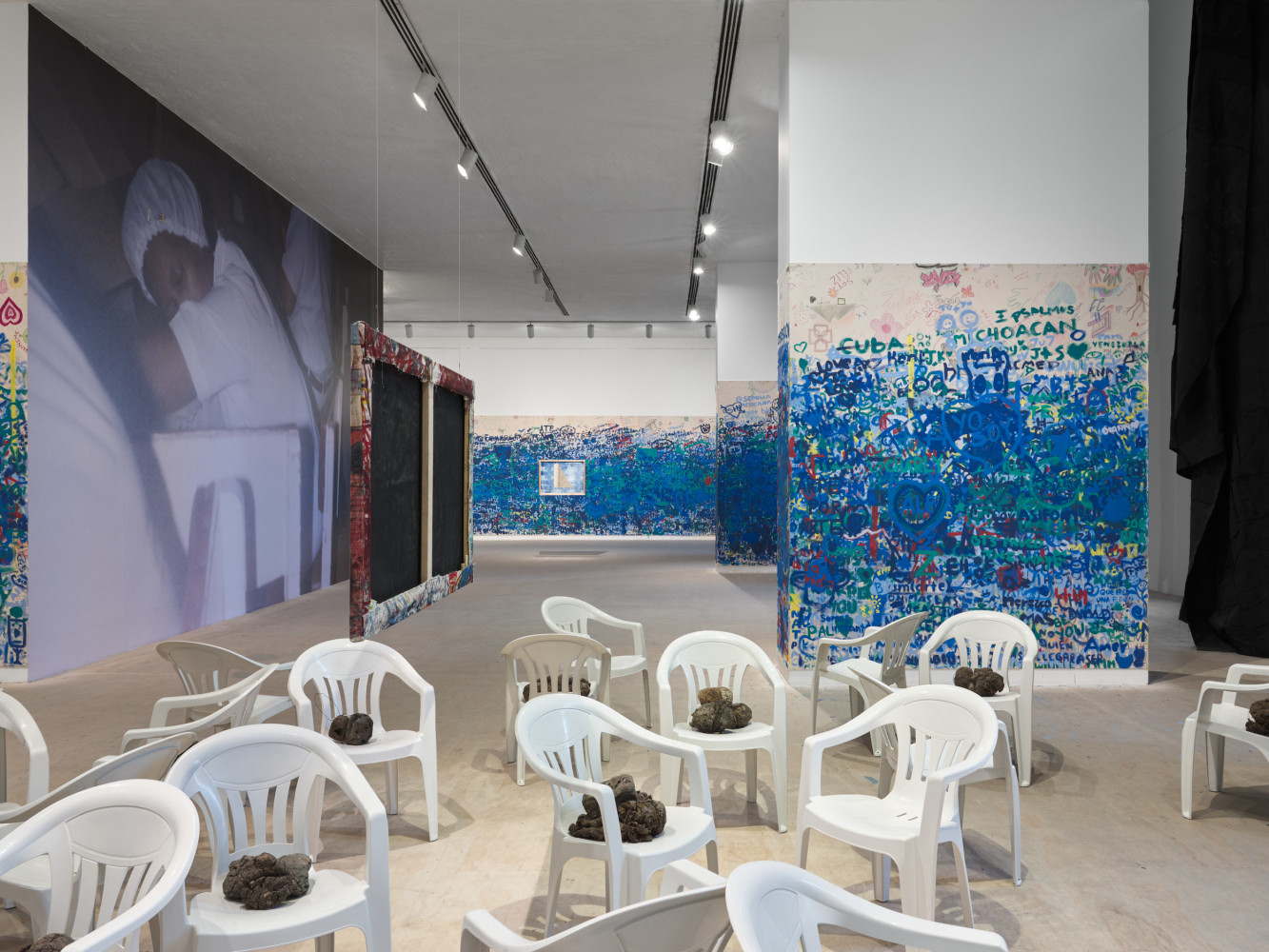 vista de instalaci&amp;oacute;n oscar murillo: esp&amp;iacute;ritus en el pantano, marco. museo de arte contempor&amp;aacute;neo de monterrey, m&amp;eacute;xico, 2025. cortes&amp;iacute;a museo marco