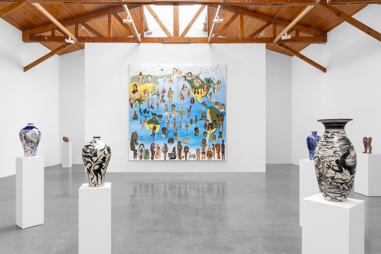 vista de instalaci&amp;oacute;n&amp;nbsp;dr. lakra: tupi or not tupi, kurimanzutto ciudad de m&amp;eacute;xico, 2024. pfoto: gerardo&amp;nbsp;landa / eduardo l&amp;oacute;pez (glr estudio)