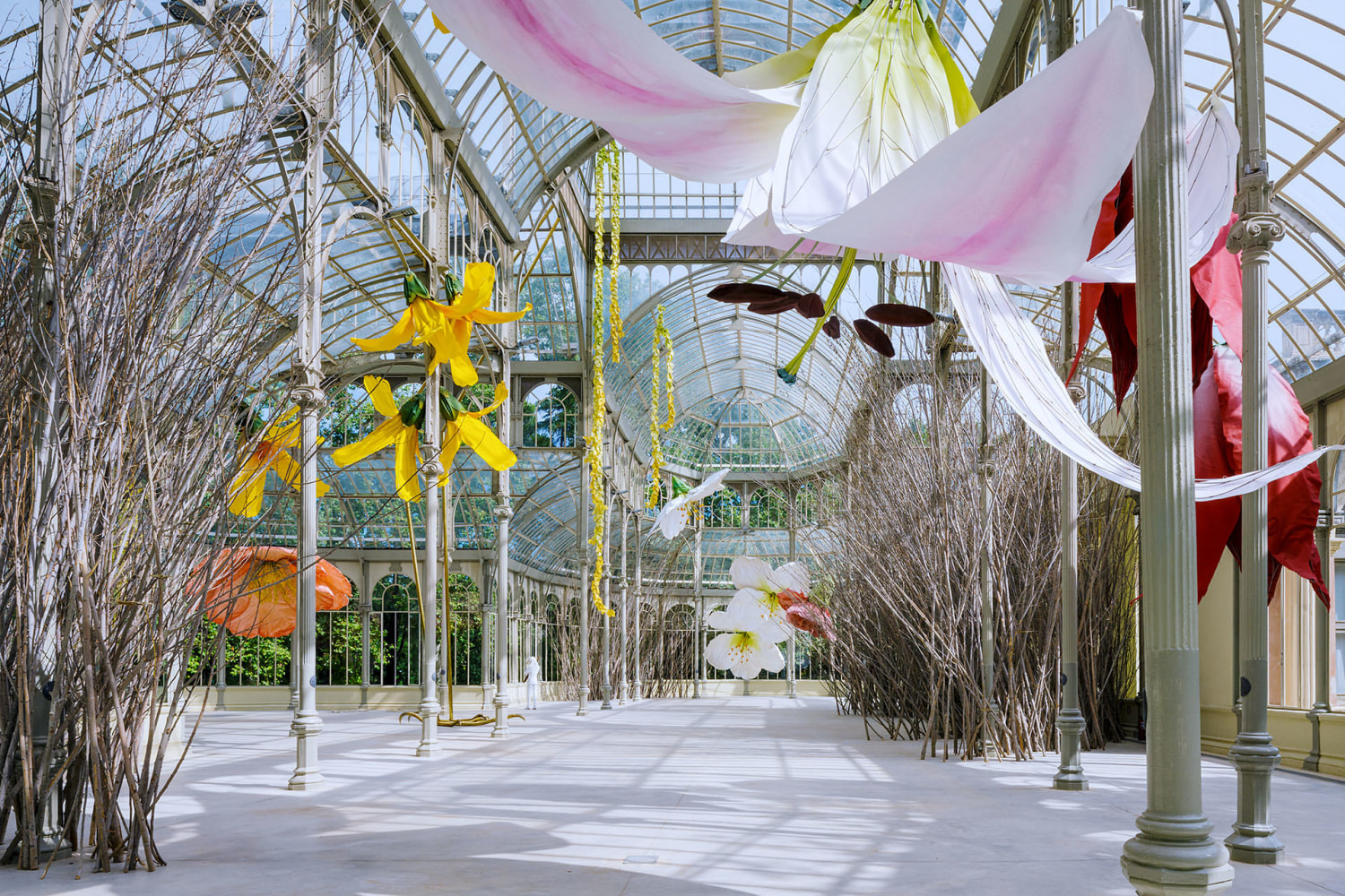 vista de instalaci&amp;oacute;n, to a raven and hurricanes that from unknown places bring back smells of humans in love&amp;nbsp;(en colaboraci&amp;oacute;n con &amp;aacute;lvaro urbano), palacio de cristal, museo reina sof&amp;iacute;a, madrid, 2020