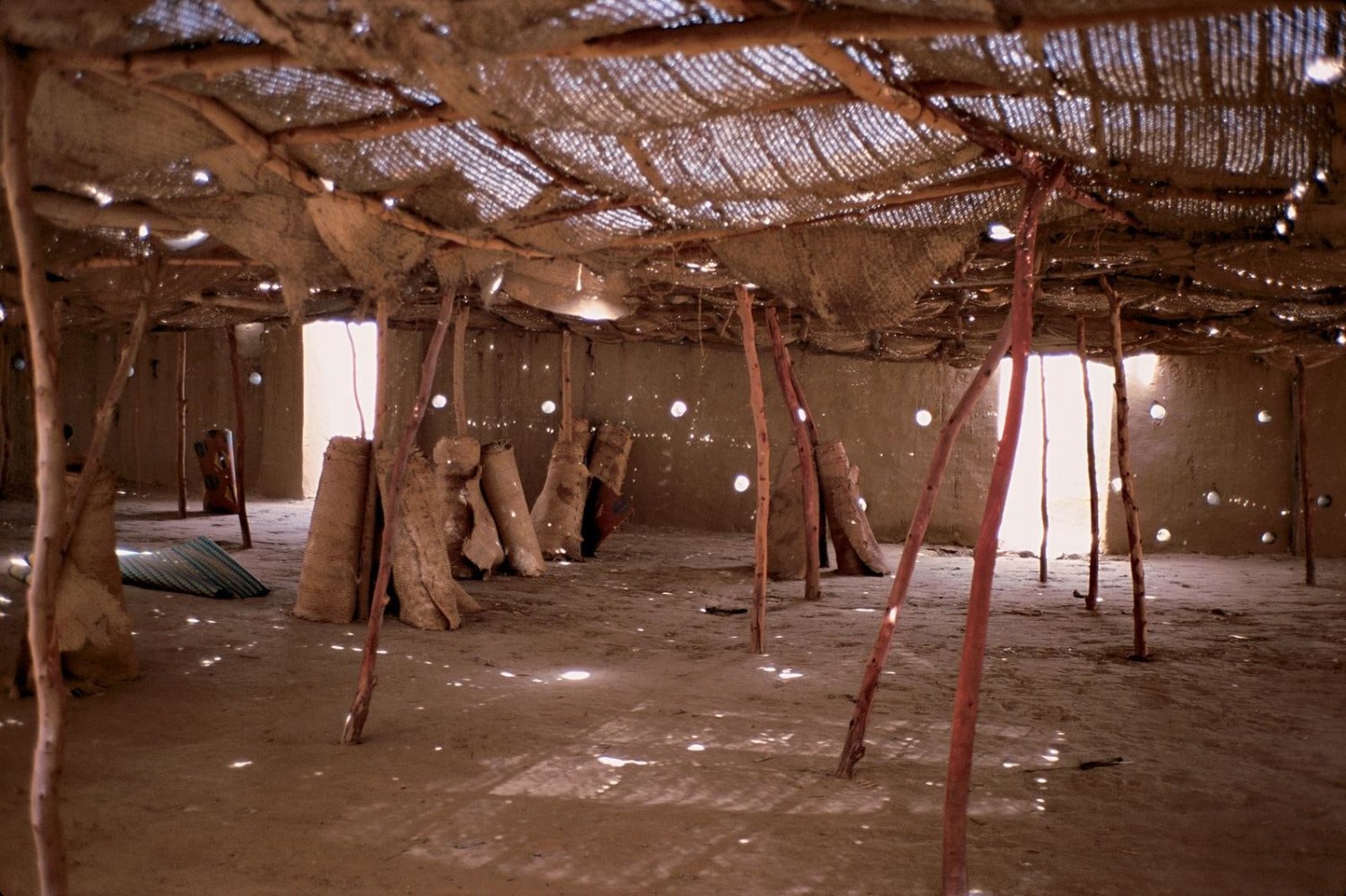 	percepción total, 2002	impresi&amp;oacute;n sobre papel fuji crystal	85.73 x 118.75 cm	parte de nuevas fotograf&amp;iacute;as, kurimanzutto, ciudad de m&amp;eacute;xico, 2002