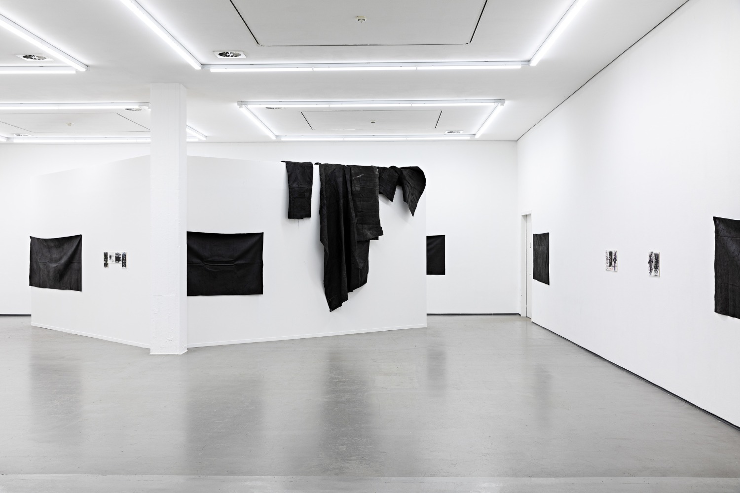 vista de instalaci&amp;oacute;n oscar murillo: horizontal darkness in search of solidarity, kunstverein hamburg, 2019. foto: fred dott. cortes&amp;iacute; del artista y kunstverein en hamburgo


&amp;nbsp;
