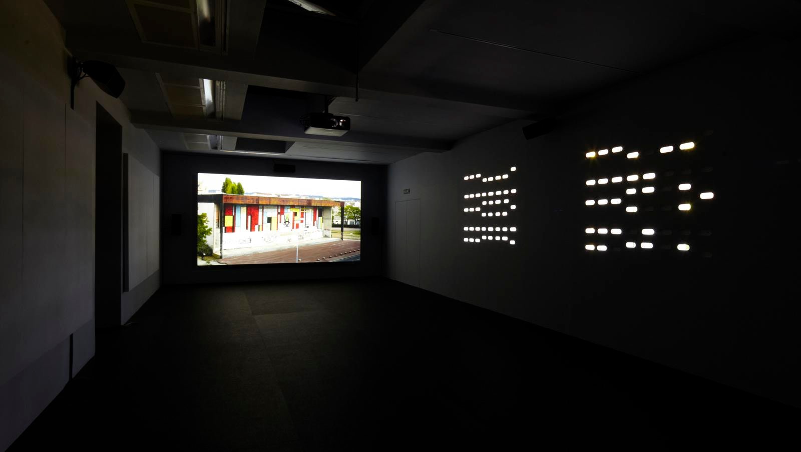 le clash, 2010
hd video, dolby surround sound 5.1
8:31 min
installation view at serpentine galeries, london, 2011

&amp;nbsp;