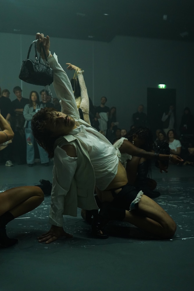 performance young boy s&amp;aacute;nchez-kane, dover street market paris, octubre 2024. foto: oriane robaldo